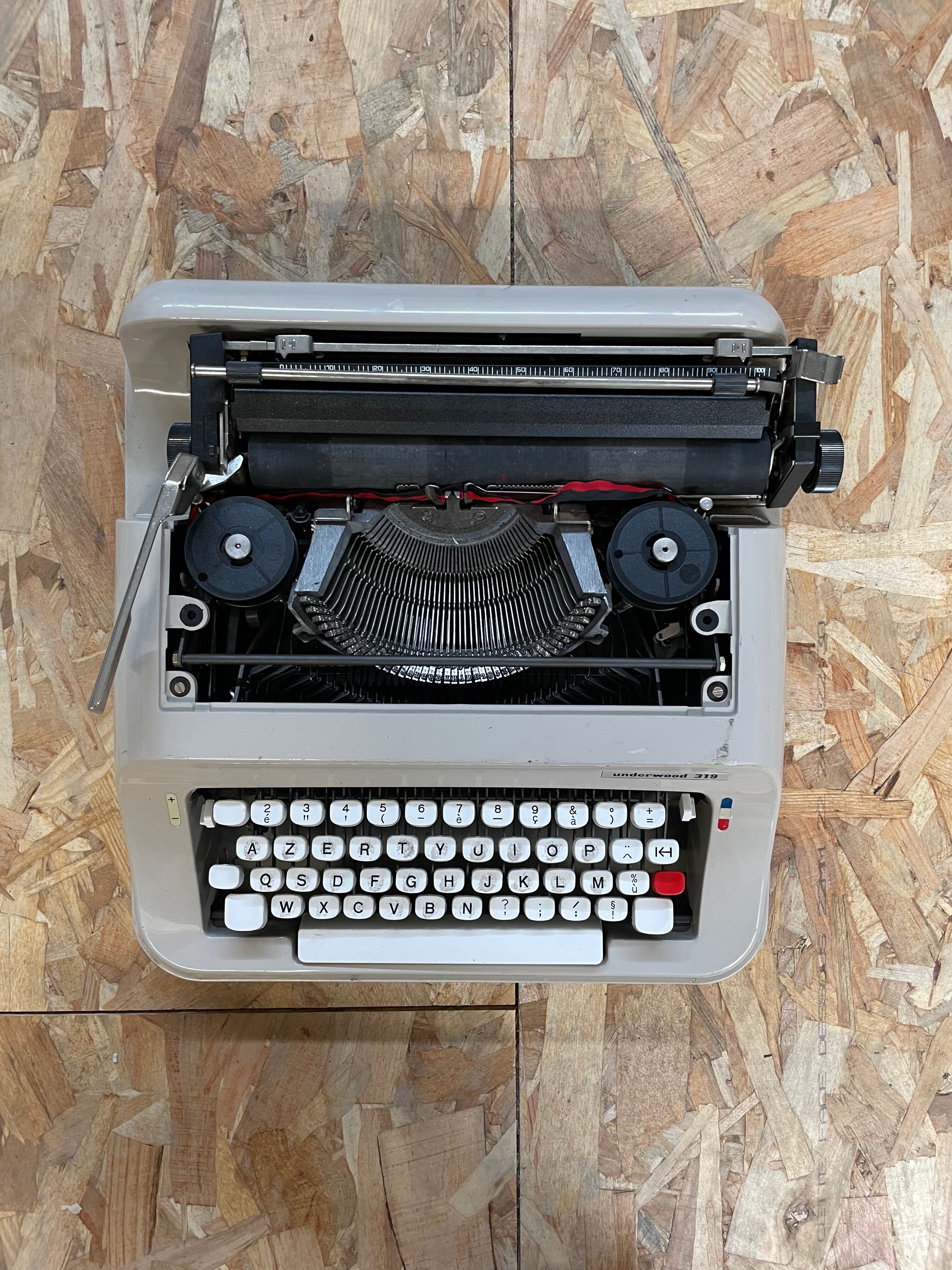 Machine à écrire Underwood 319 fabriqué pour Olivetti.