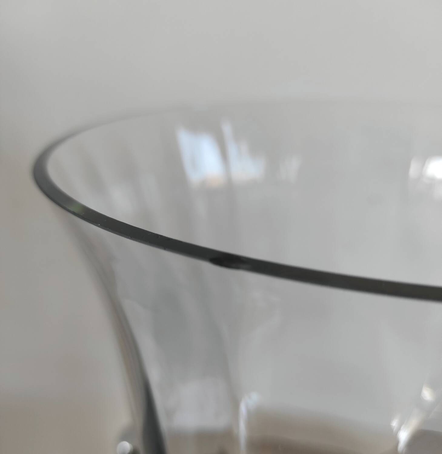 Large Médicis vase in transparent glass on a baluster base.