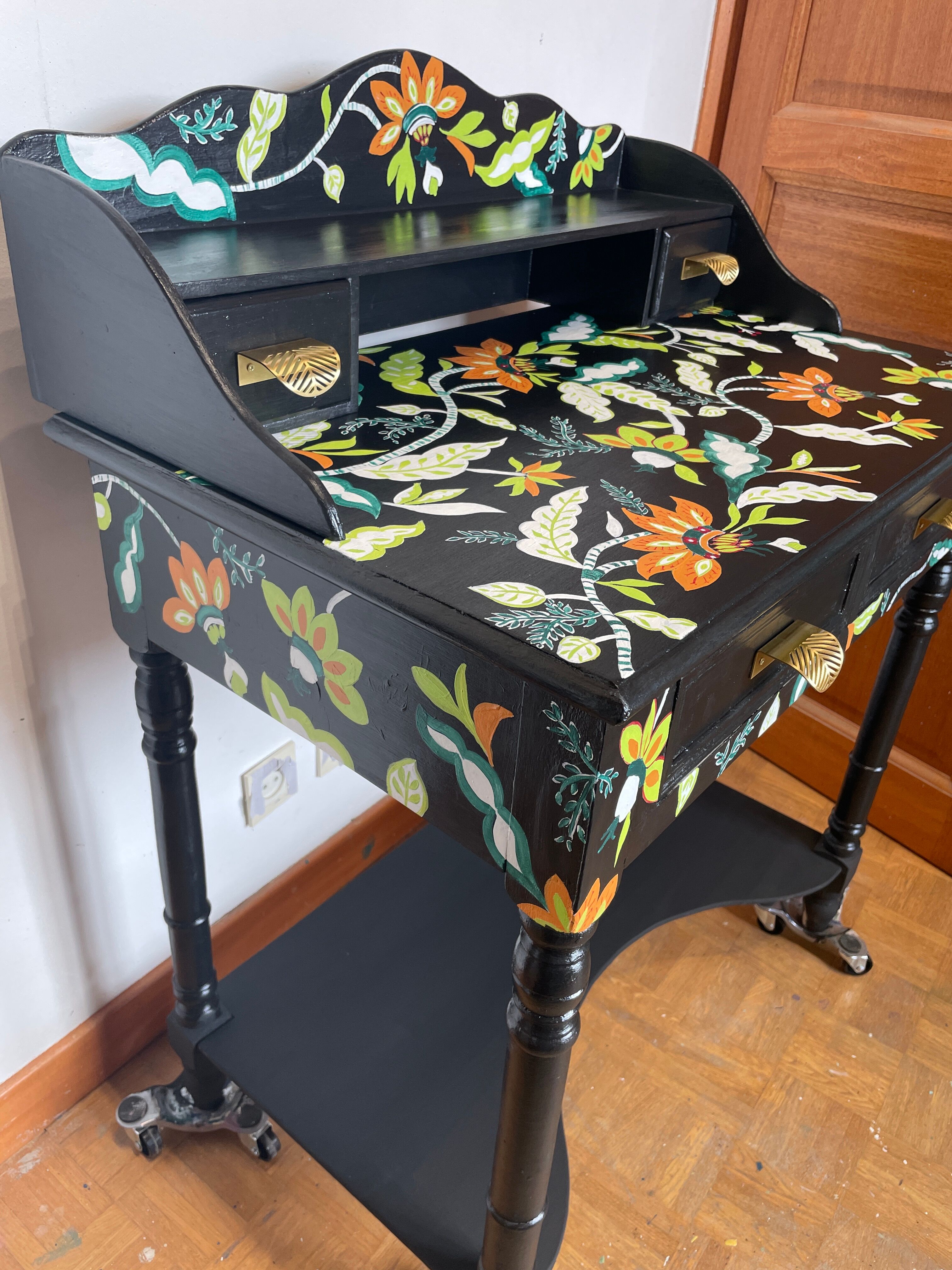 Painted hairdress / desk