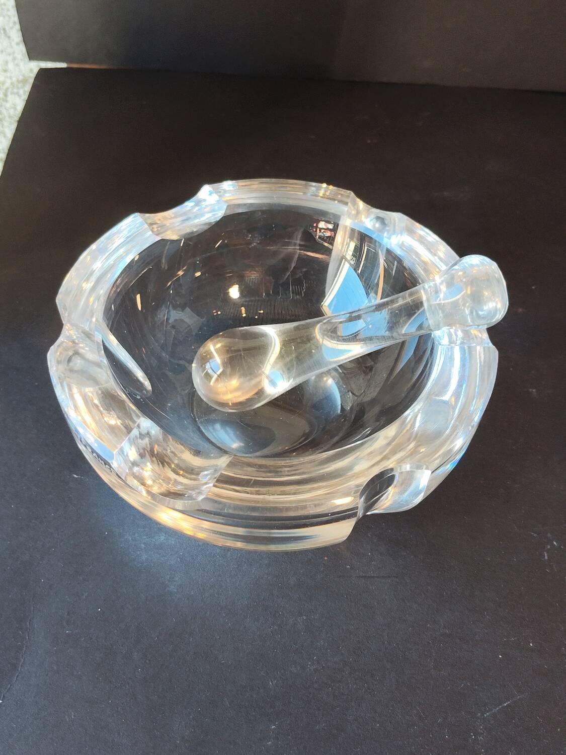 Cendrier moderniste en cristal signé Daum Nancy France avec pilon