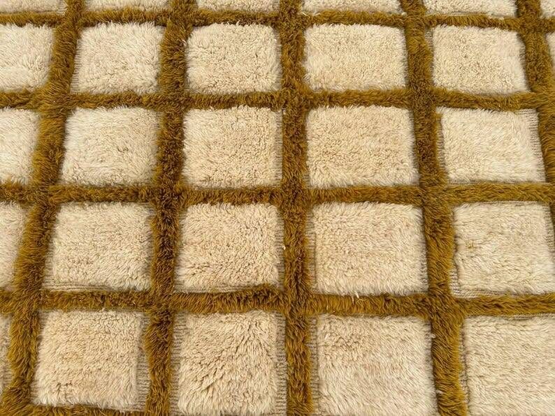 Very large Moroccan Berber rug in ecru and camel 400x300 cm with a grid pattern.