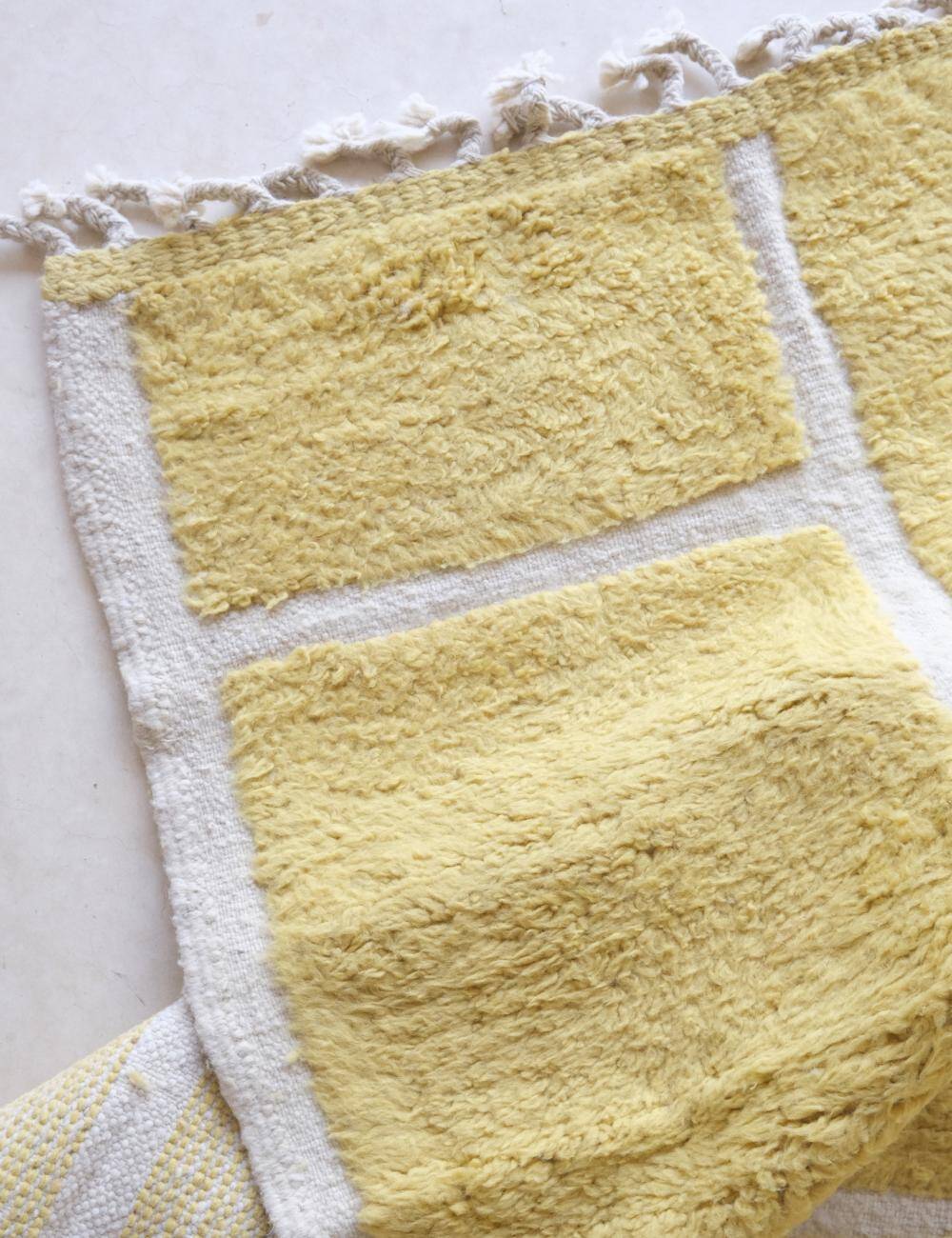 Tapis jaune contemporain