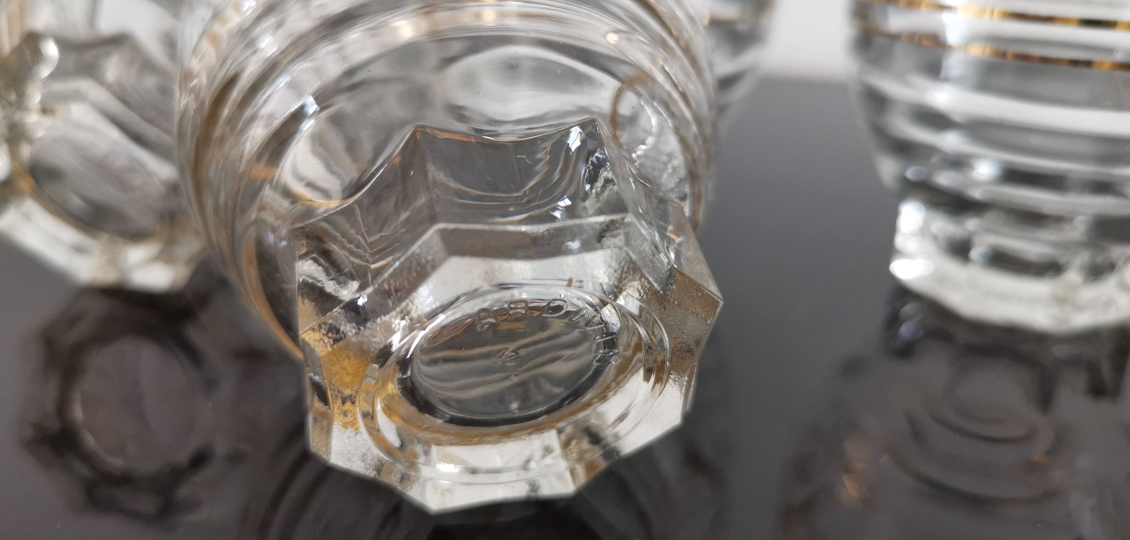 6 transparent glass cups with gold edging