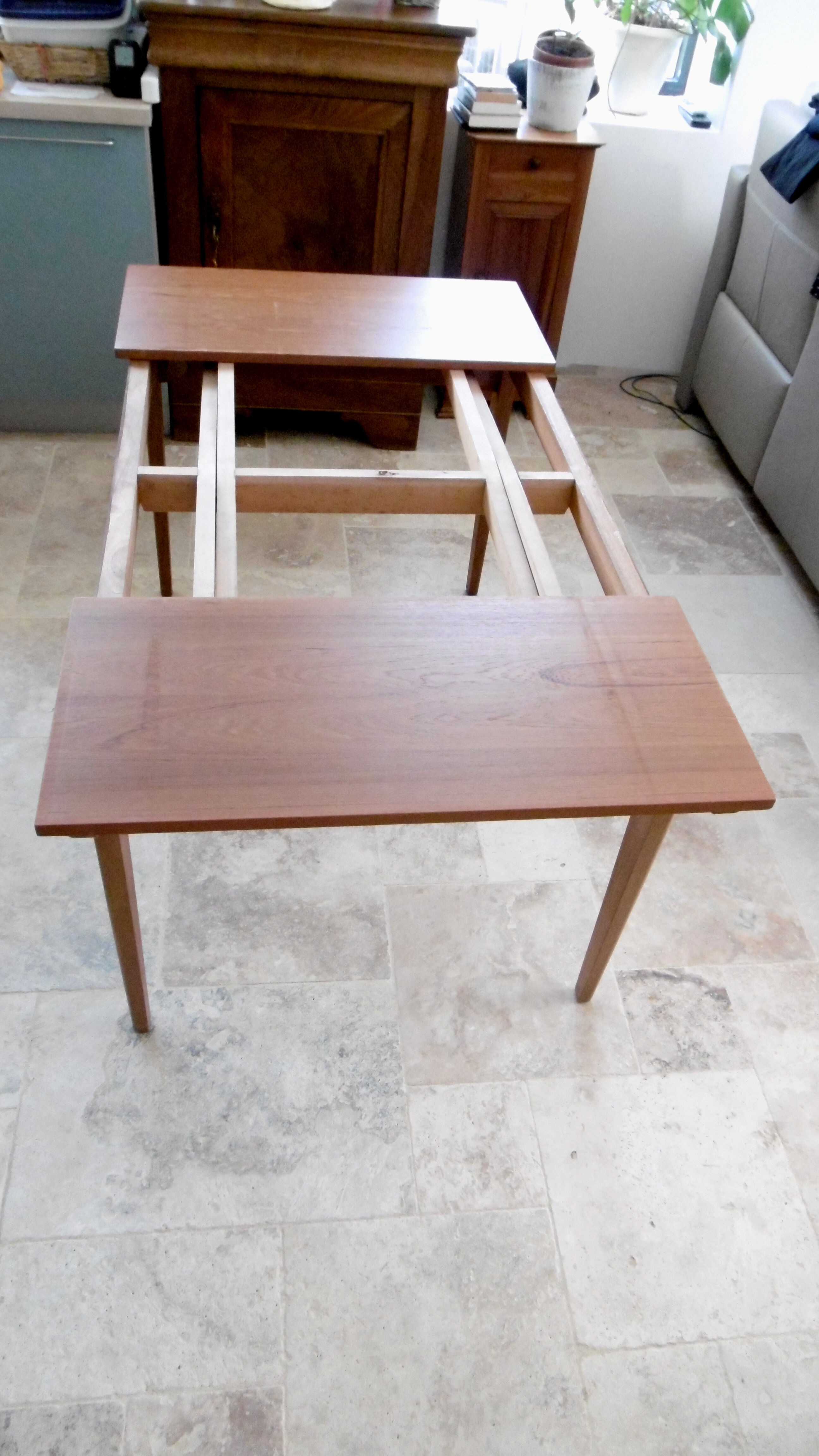 Table avec deux allonges et ses 6 chaises scandinave en teck des années 1970