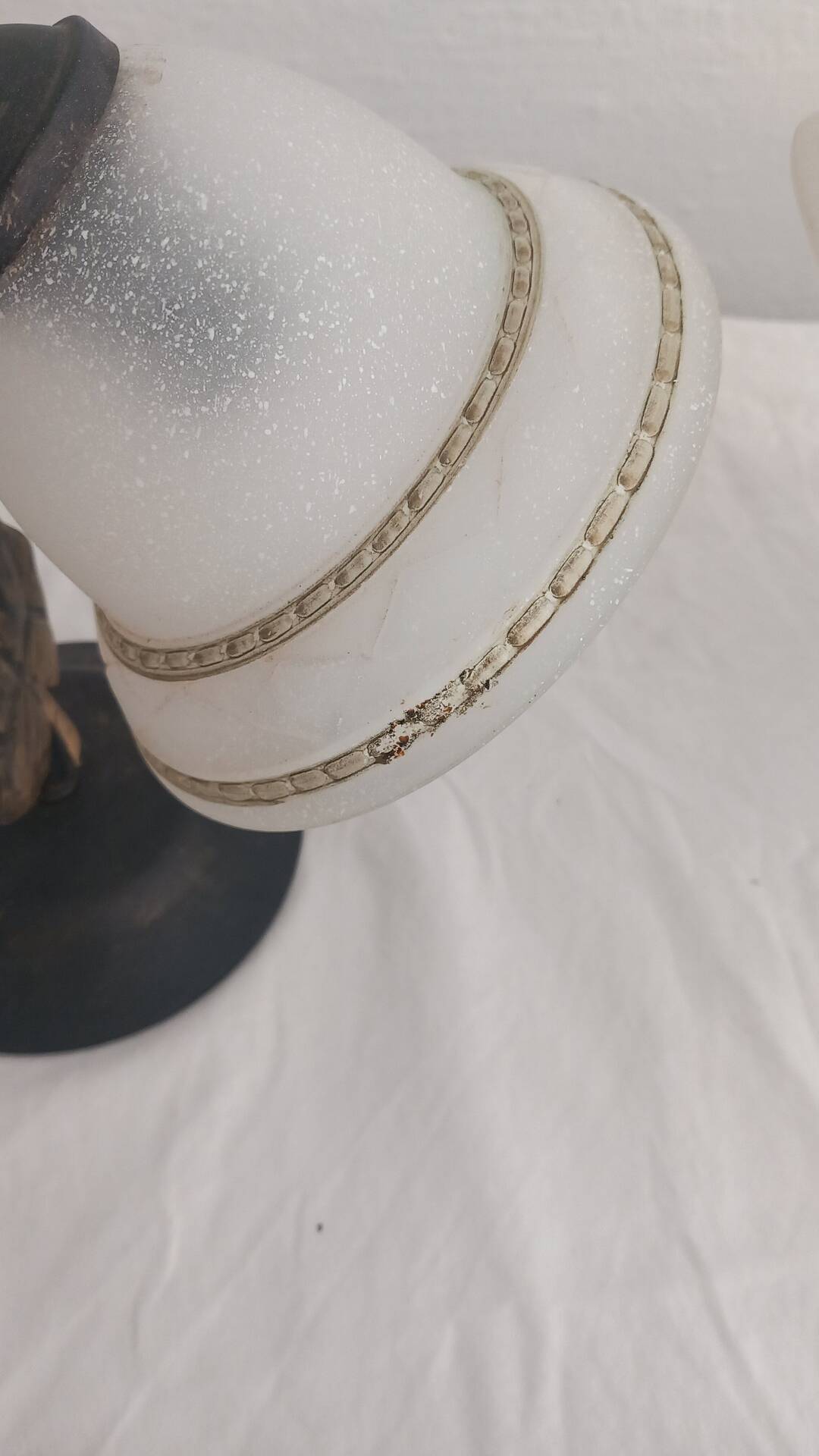 Pair of lamps in iron and satin glass – Florentine style / Art Nouveau