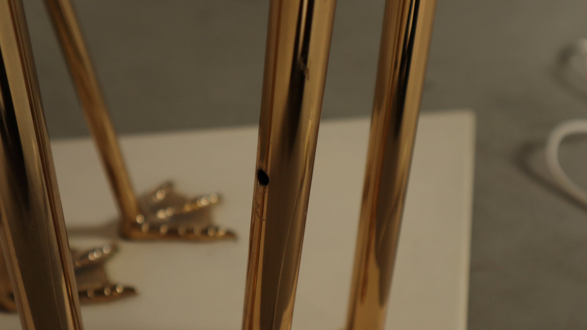 Grand lampadaire en laiton en forme de flamant rose, orné de feuilles de ginkgo sculptées, années 1970