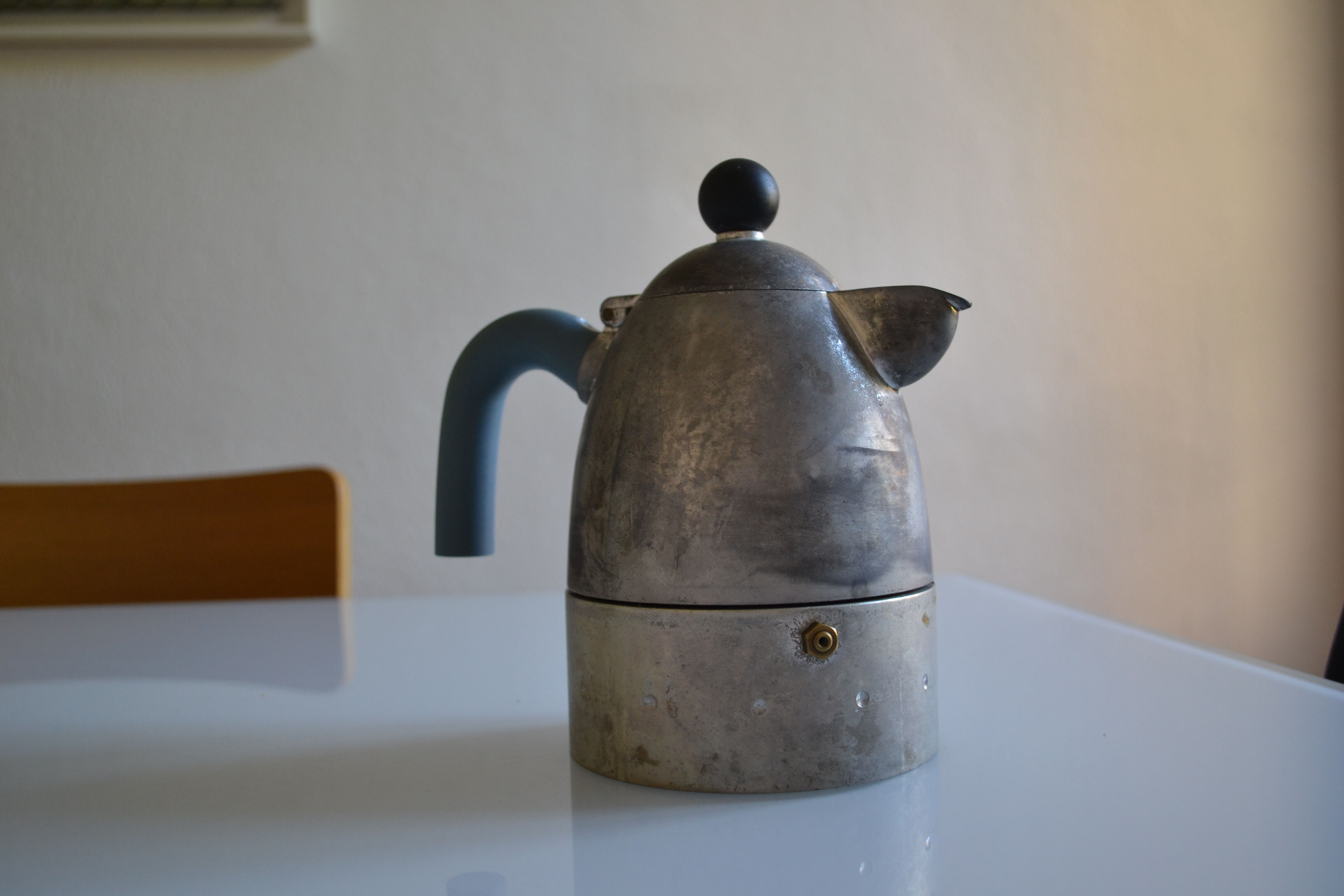 Cafetière alessi postmoderniste " pellicano " par Michael Graves