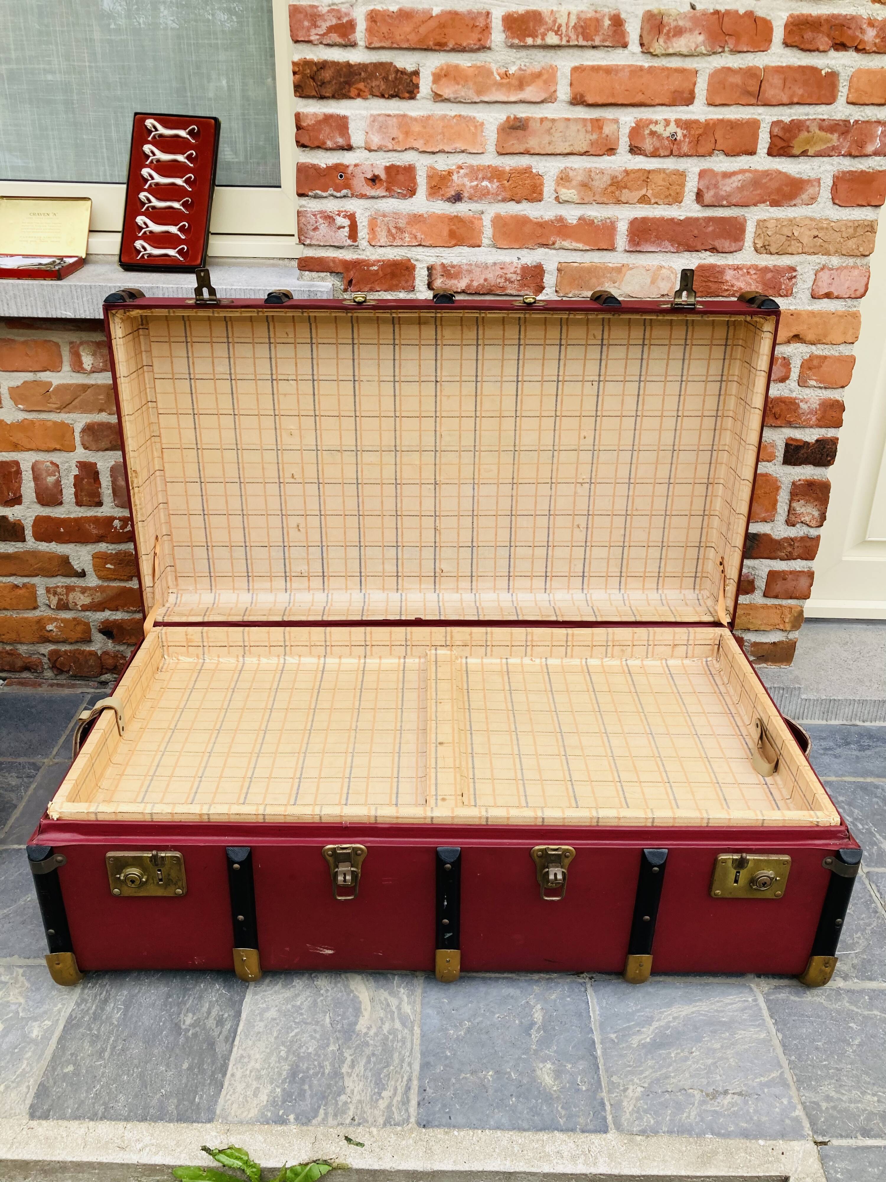 Coffre de voyage ancien en cuir bordeaux