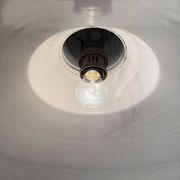 Lampe à suspension industrielle française en émail noir de taille moyenne