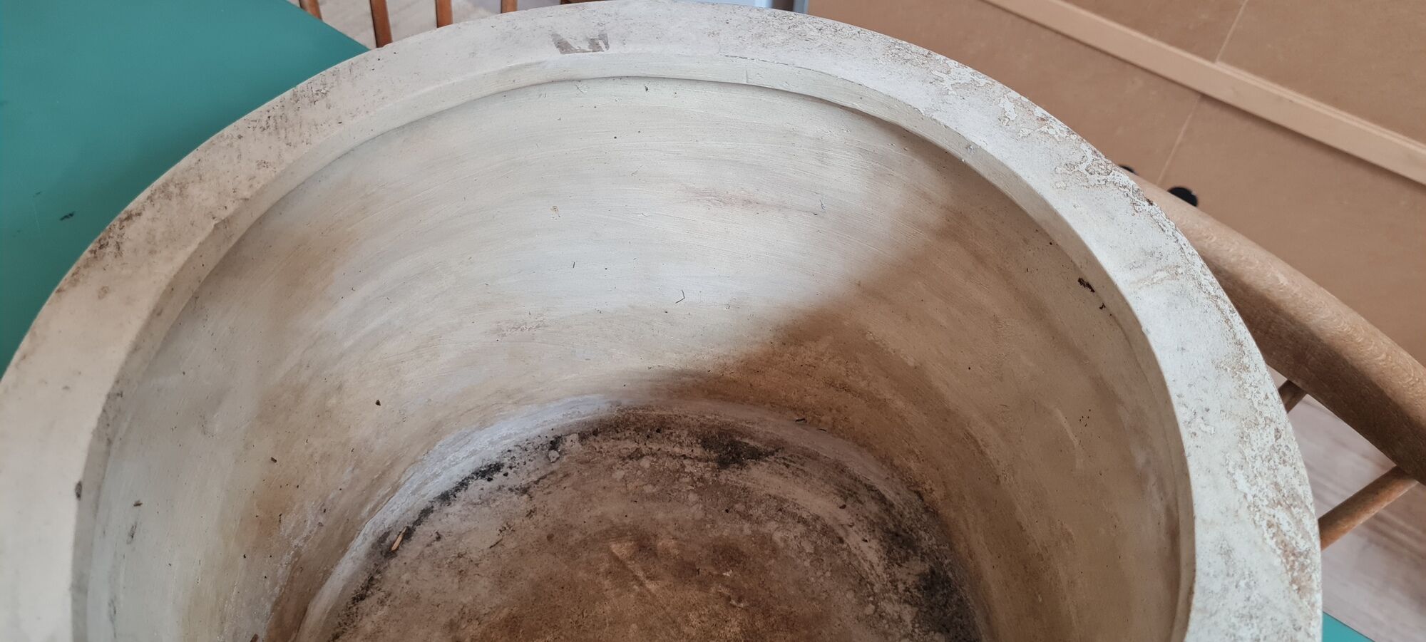 Round white stone pot cover with a farandole of angels