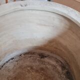 Cache-pot en pierre blanche rond avec une farandole de anges