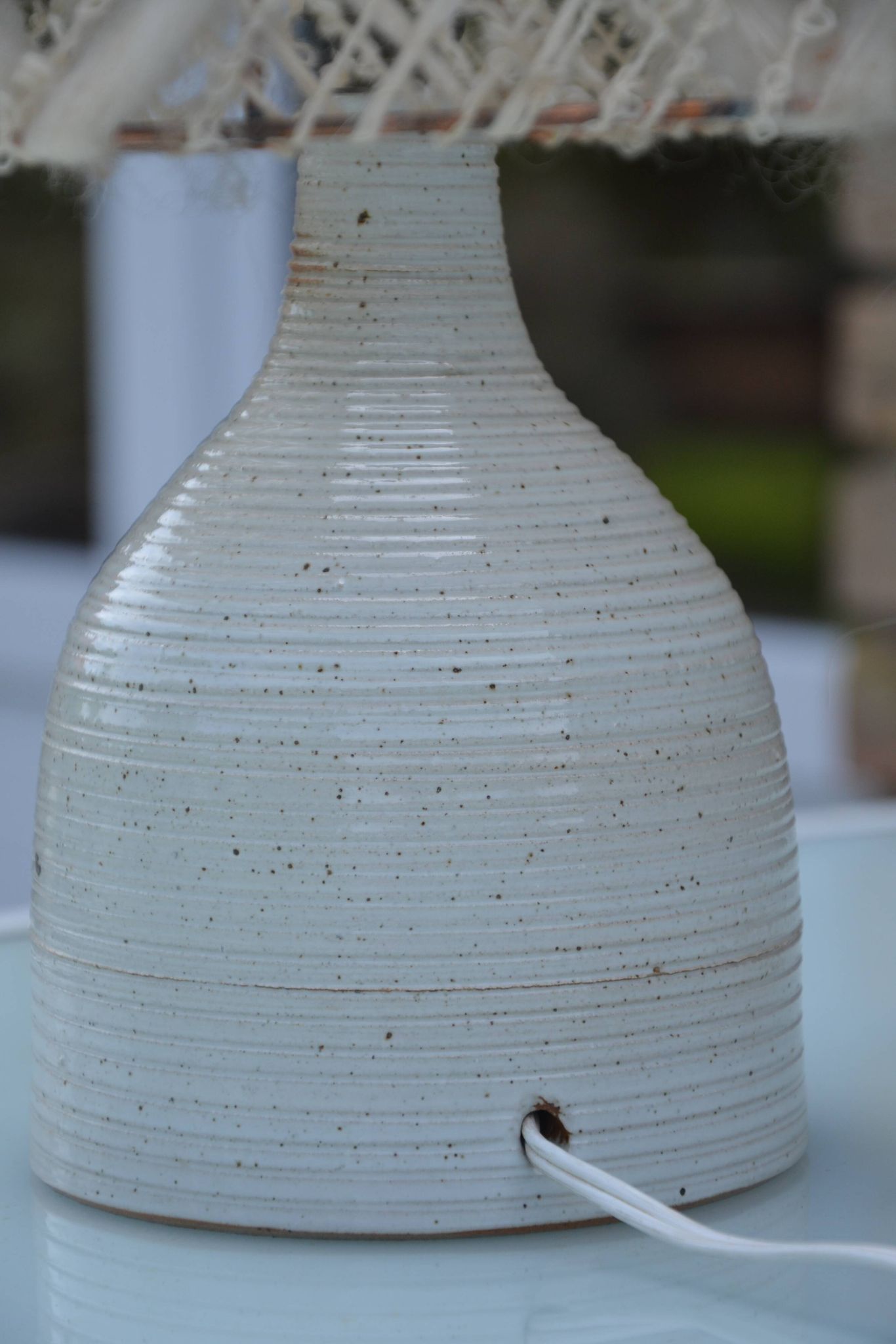 Lampe en grès et laine années 70