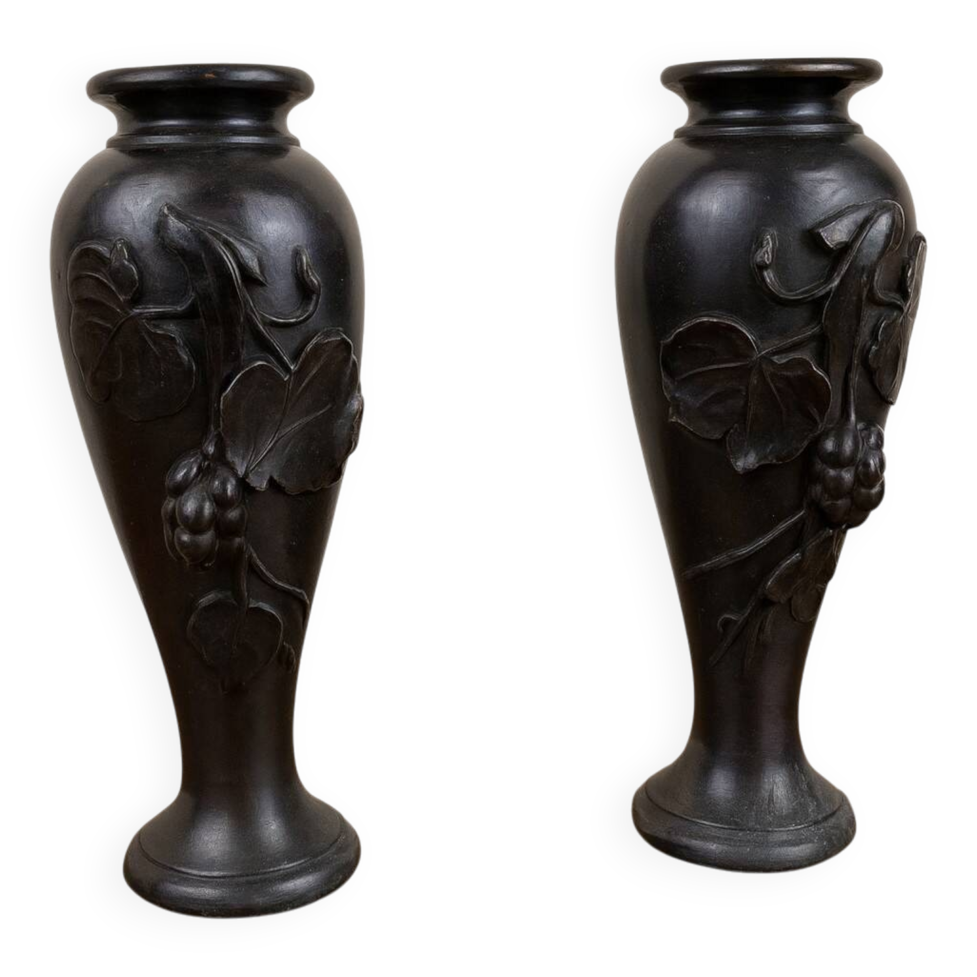 Paire de vases en bronze à patine noire