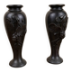 Paire de vases en bronze à patine noire