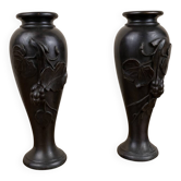 Paire de vases en bronze à patine noire