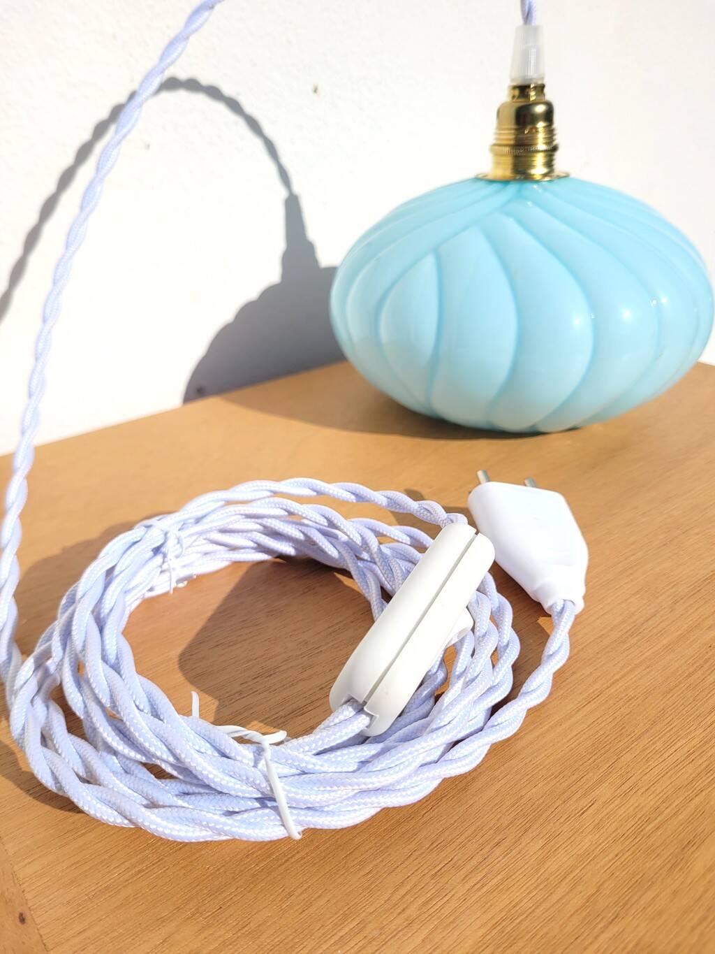 Lampe baladeuse vintage en opaline bleue