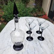 4 verres à cocktail et carafe assortie