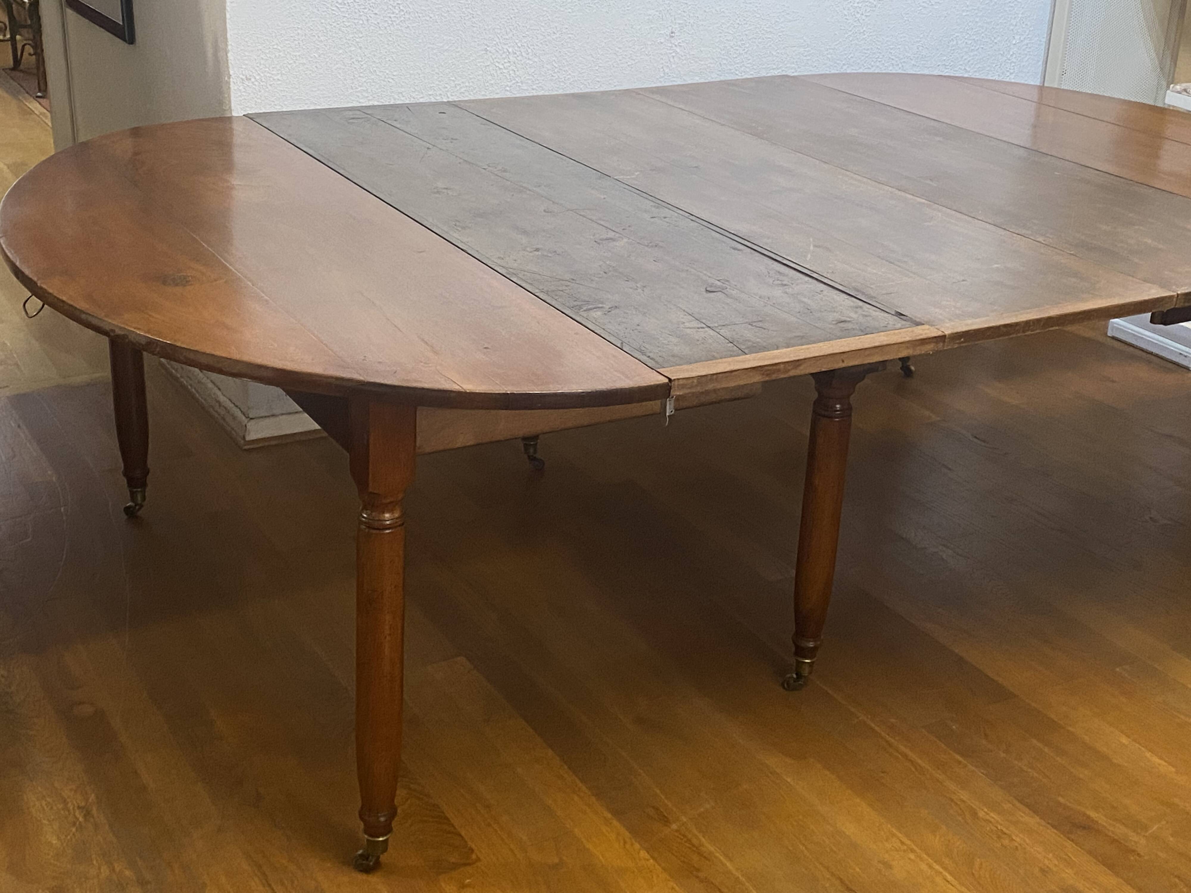 Oval table with 6 legs, 3 extensions, 12 people