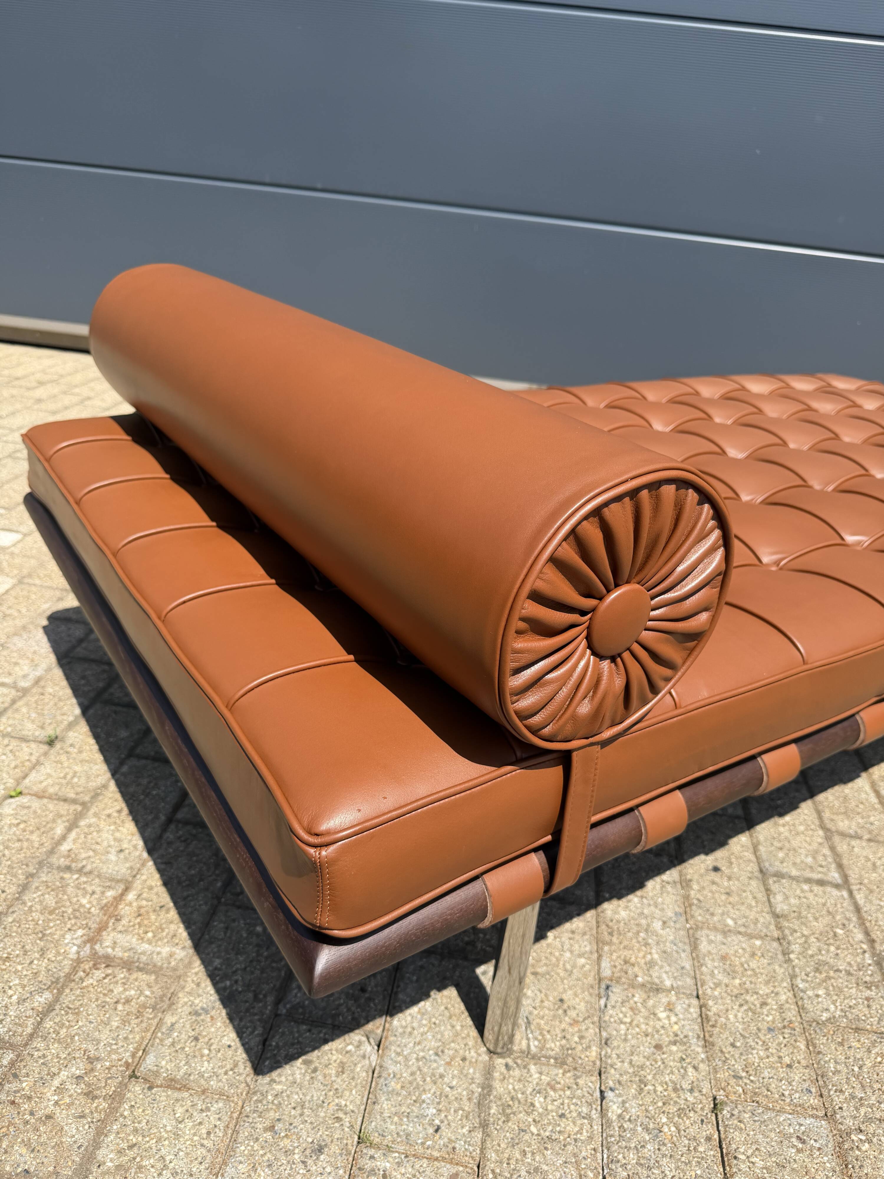 Knoll barcelona daybed mies van der rohe in cognac venezia leather, as new