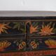 Coffre en bois ancien avec illustrations de fleurs de lotus (Chine, vers 1900)