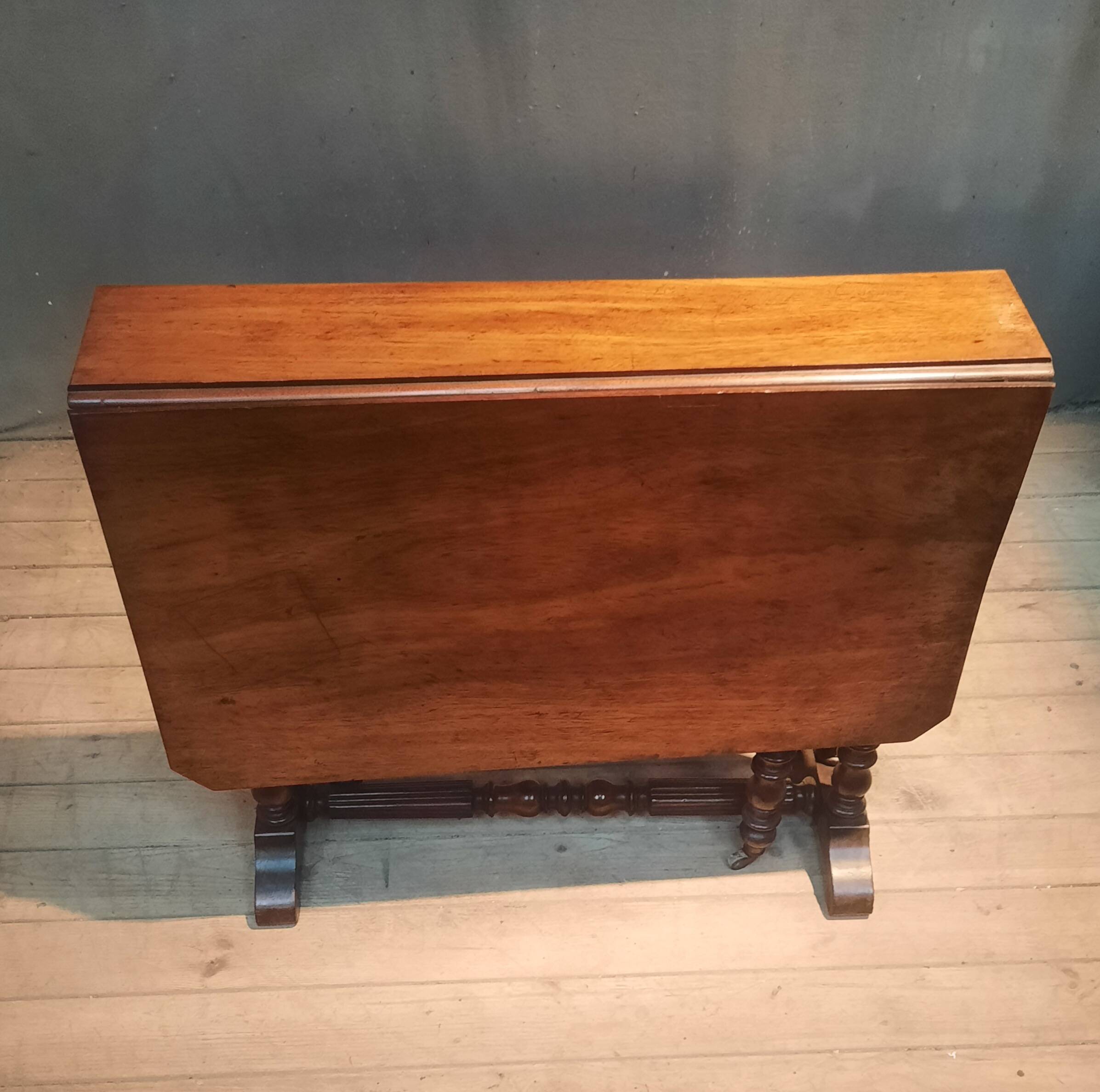 Drop-leaf table known as "Get Leg"
