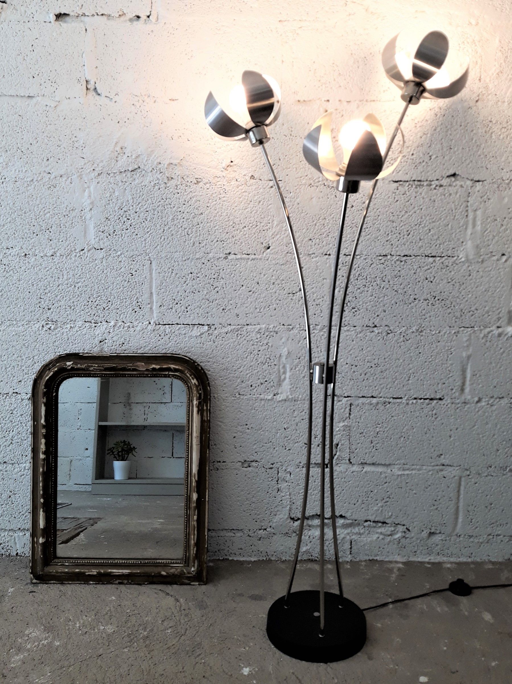 Large lamp on foot / Lamplamp flowers stainless and chrome / Vintage 1960 - 1970