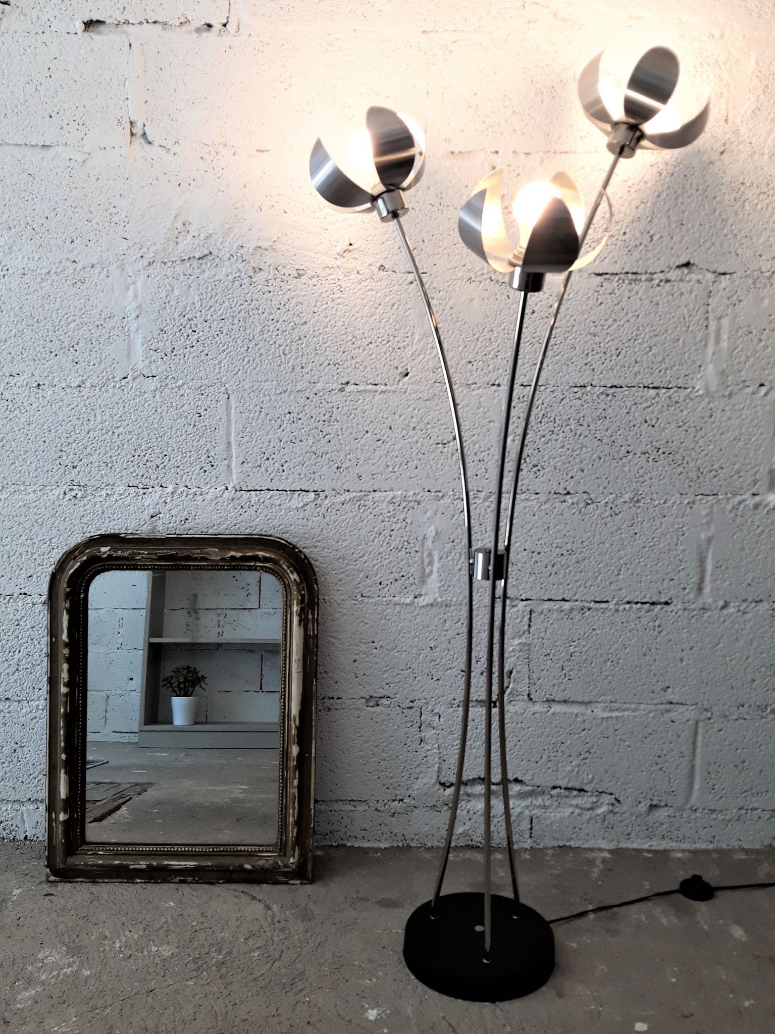 Large lamp on foot / Lamplamp flowers stainless and chrome / Vintage 1960 - 1970