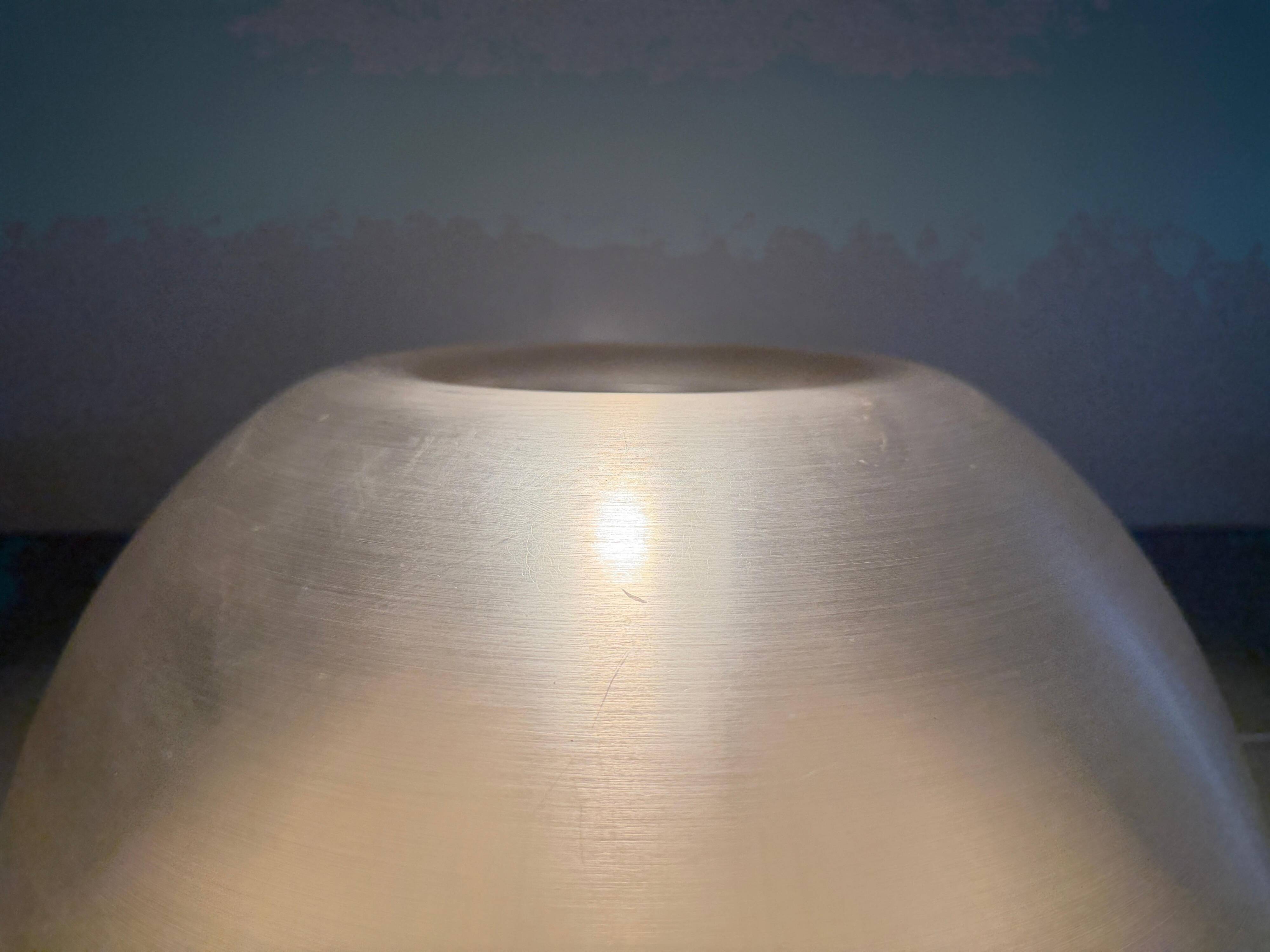 Lampe de table en métal semi-transparent et plexiglas par Harvey Guzzini, années 1960, Italie