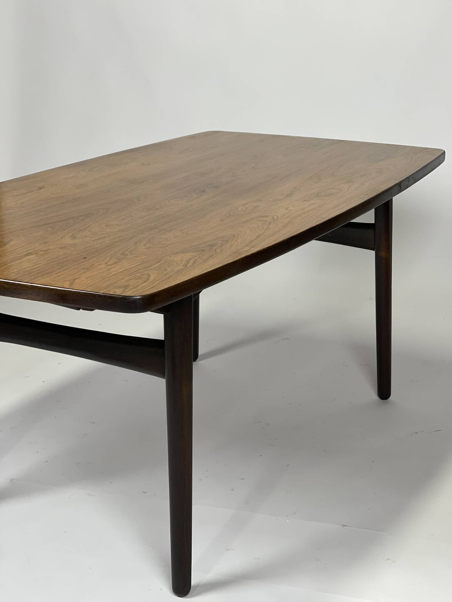 Table scandinave en palissandre par Henning Kjaernulf pour Bruno Hansen