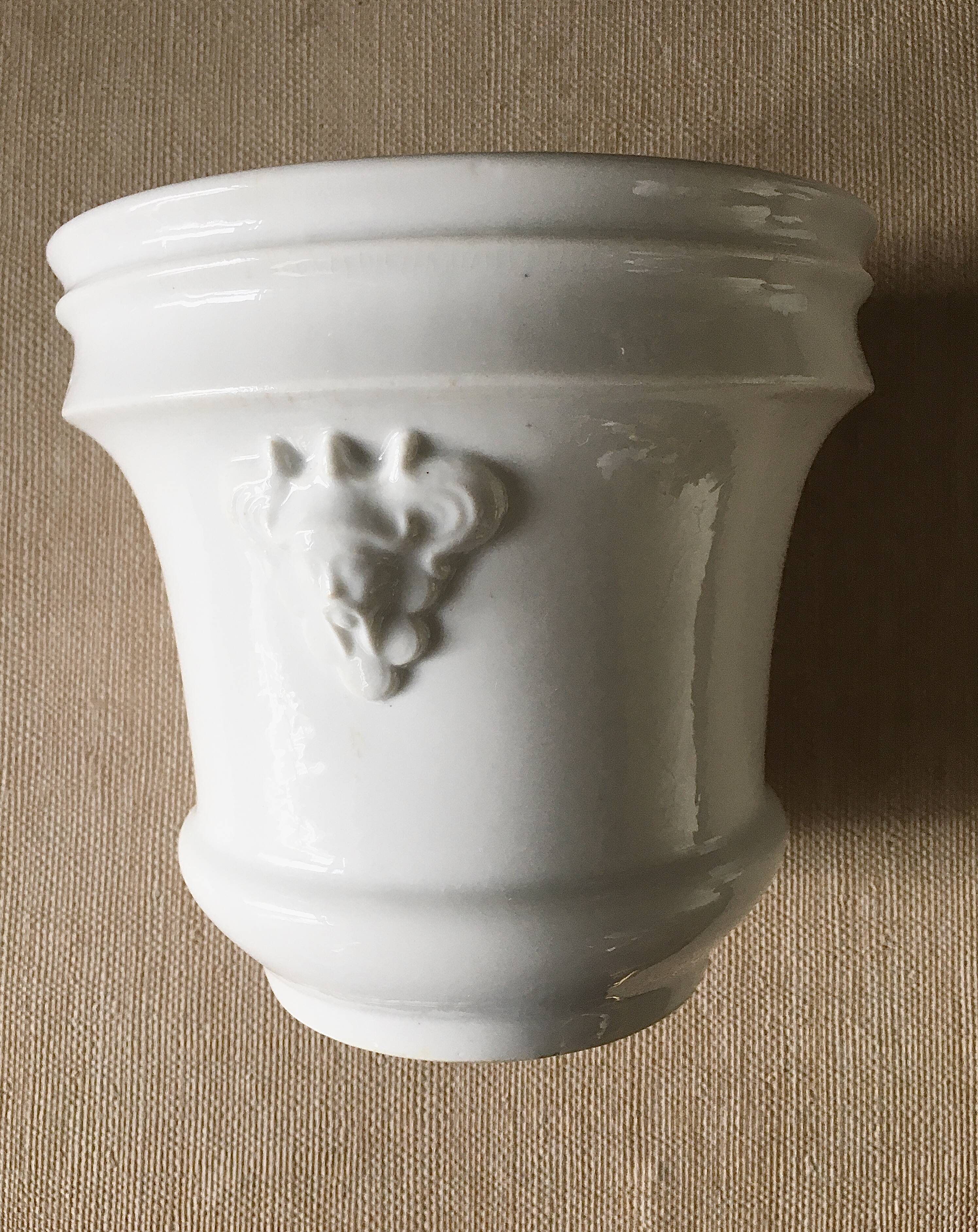 Porcelain pot cover of Paris