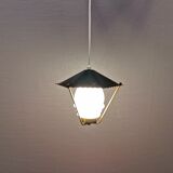 Lampe suspendue danoise des années 50-60 en laiton, métal et avec abat-jour en verre blanc laiteux.