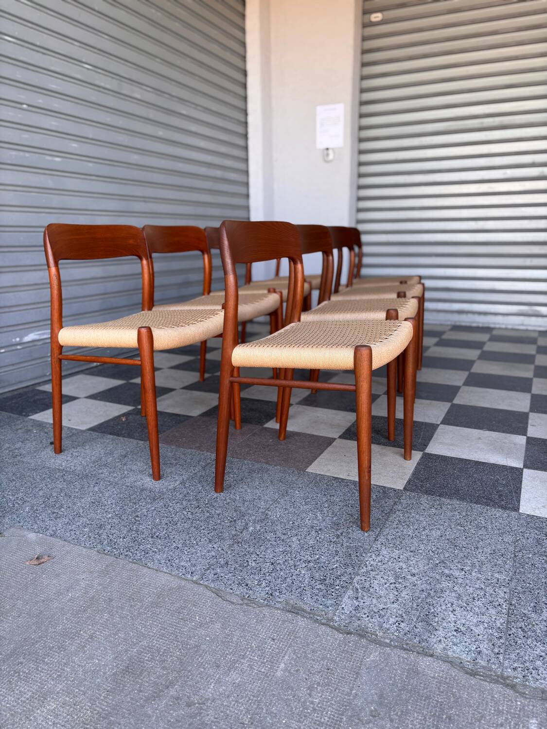 Série de 8 chaises Møller 75