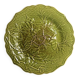 Assiette ancienne en barbotine – Vert olive – Décor en relief