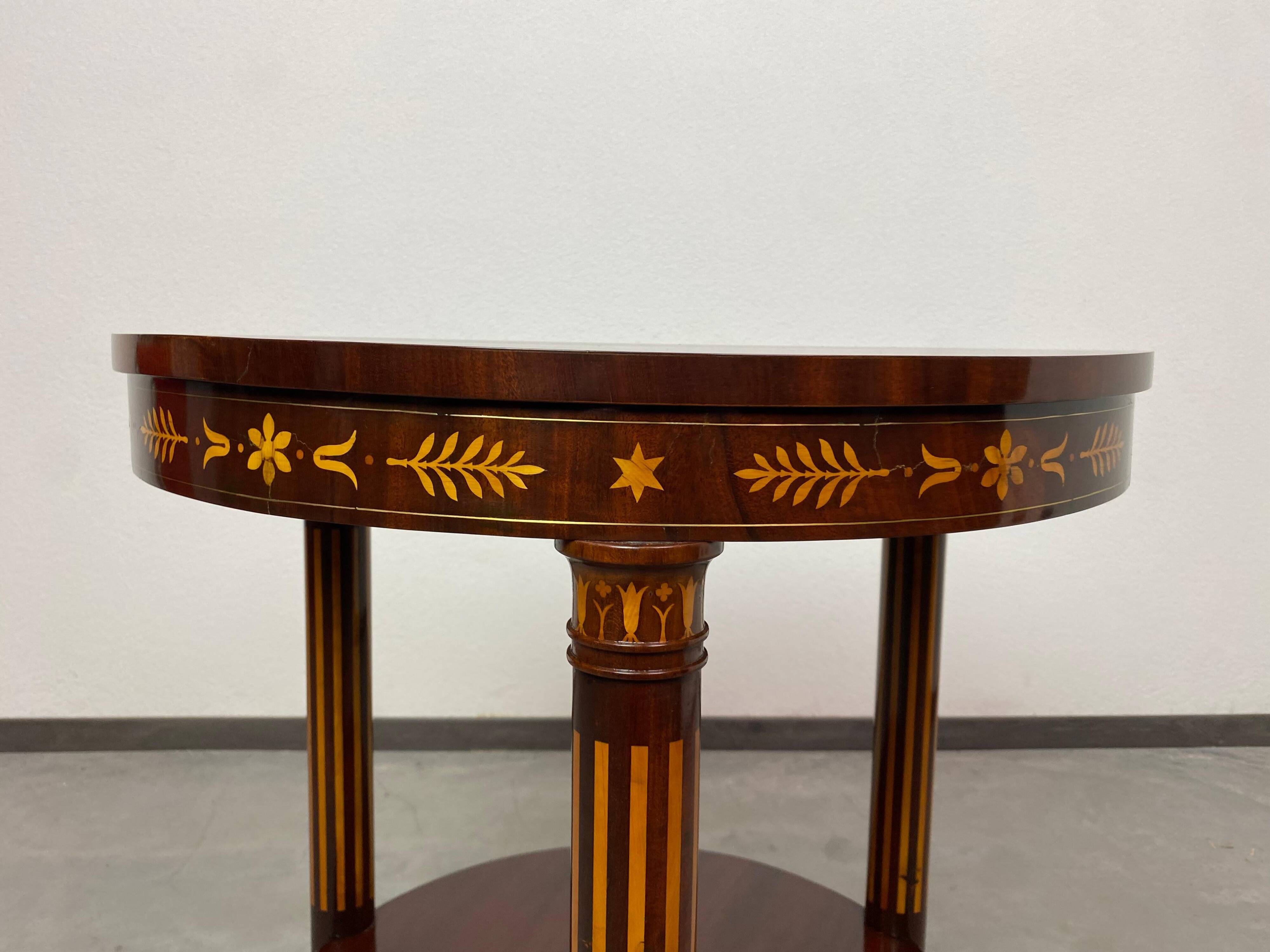 Table d'appoint Empire incrustée vers 1800