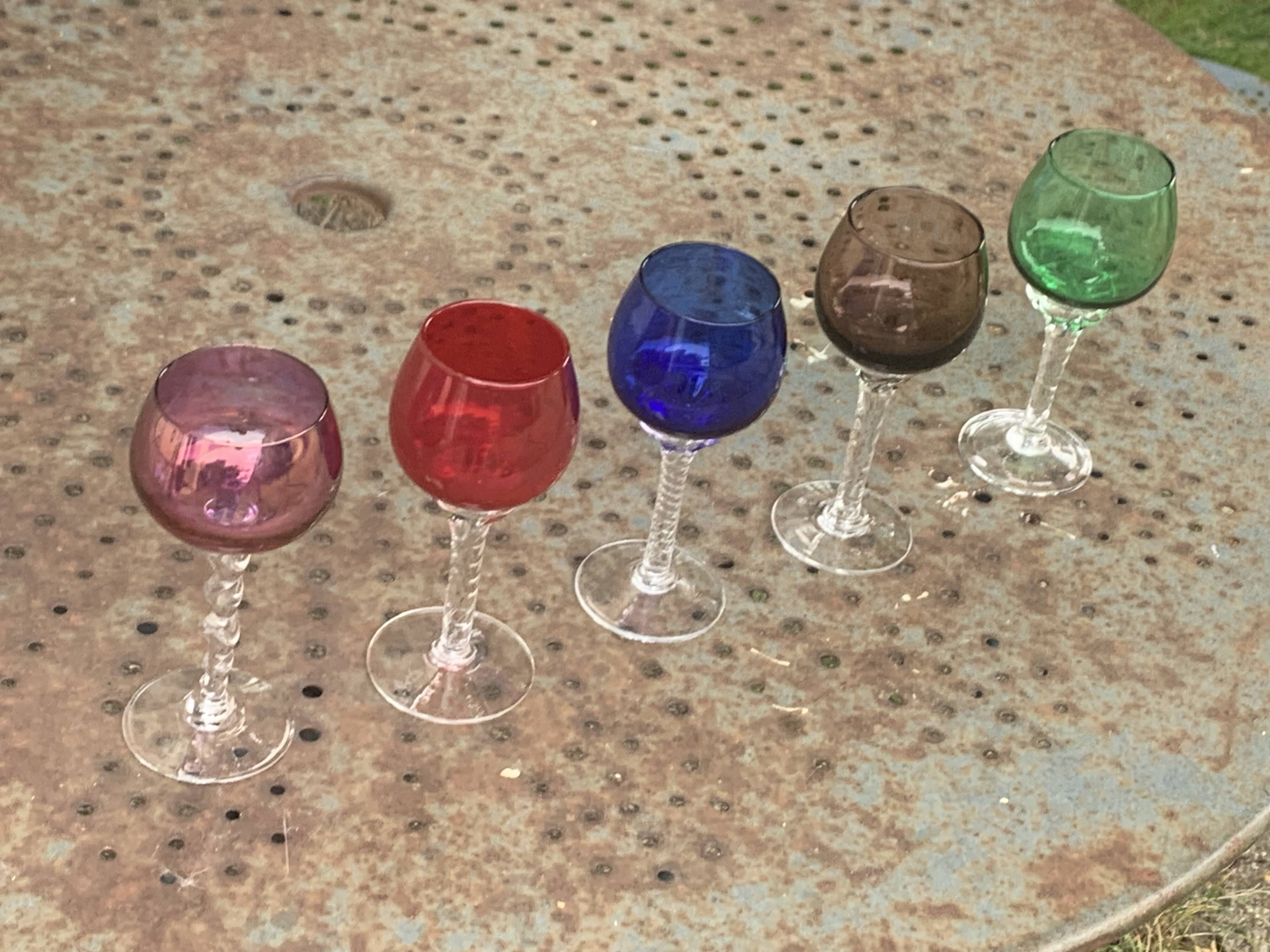Set of 9 colored port glasses, 5 tulip-shaped and 4 balloons