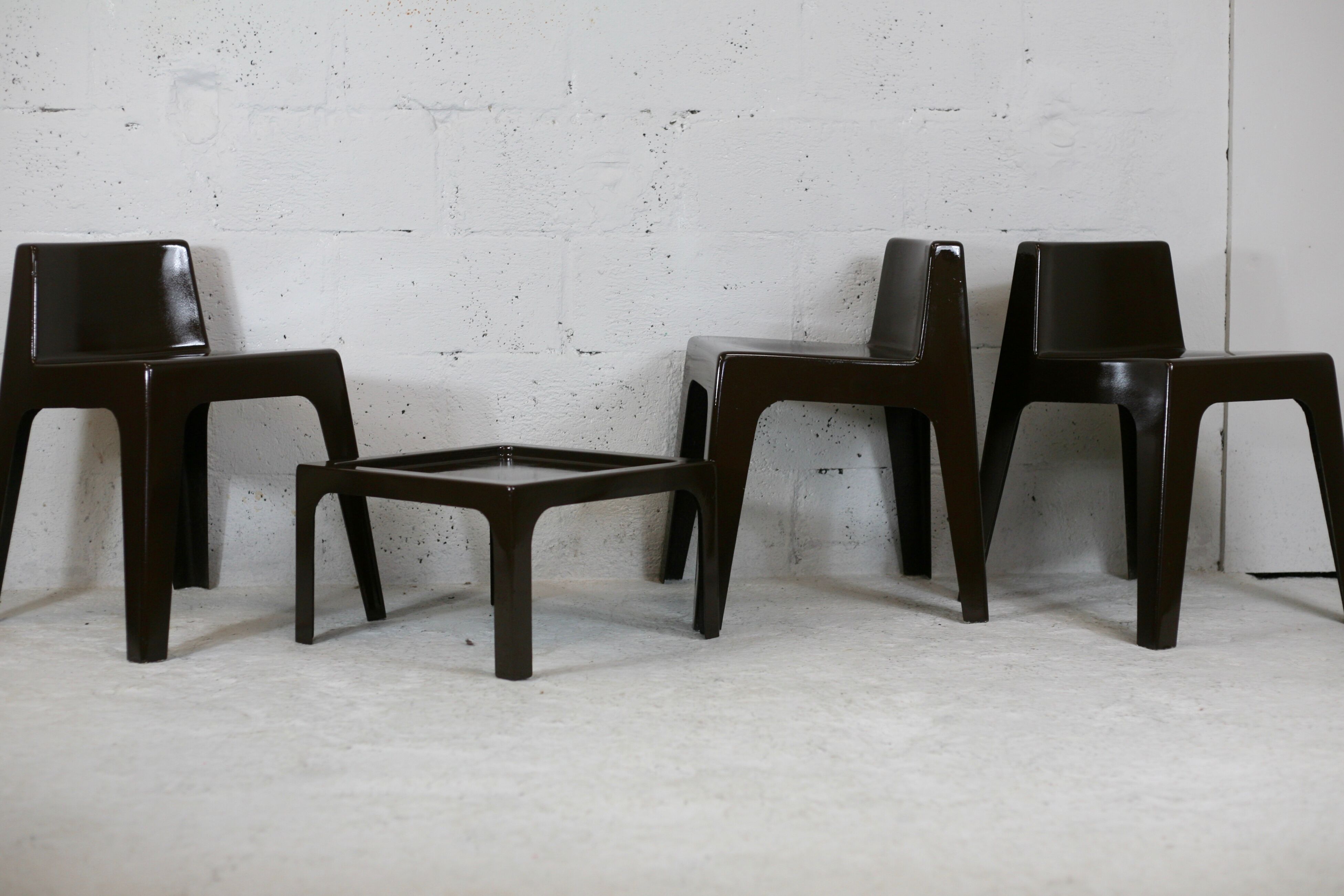 Set ode 3 chairs and 1 coffee table, fiberglass, chocolate color, France, cira 1970