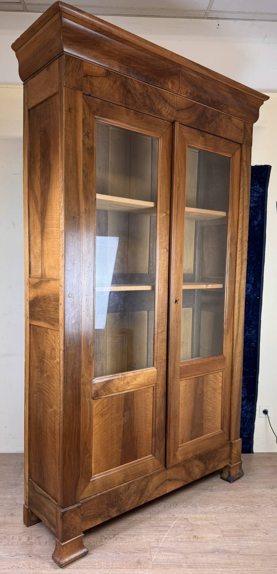 Superb Louis Philippe period bookcase in walnut circa 1830