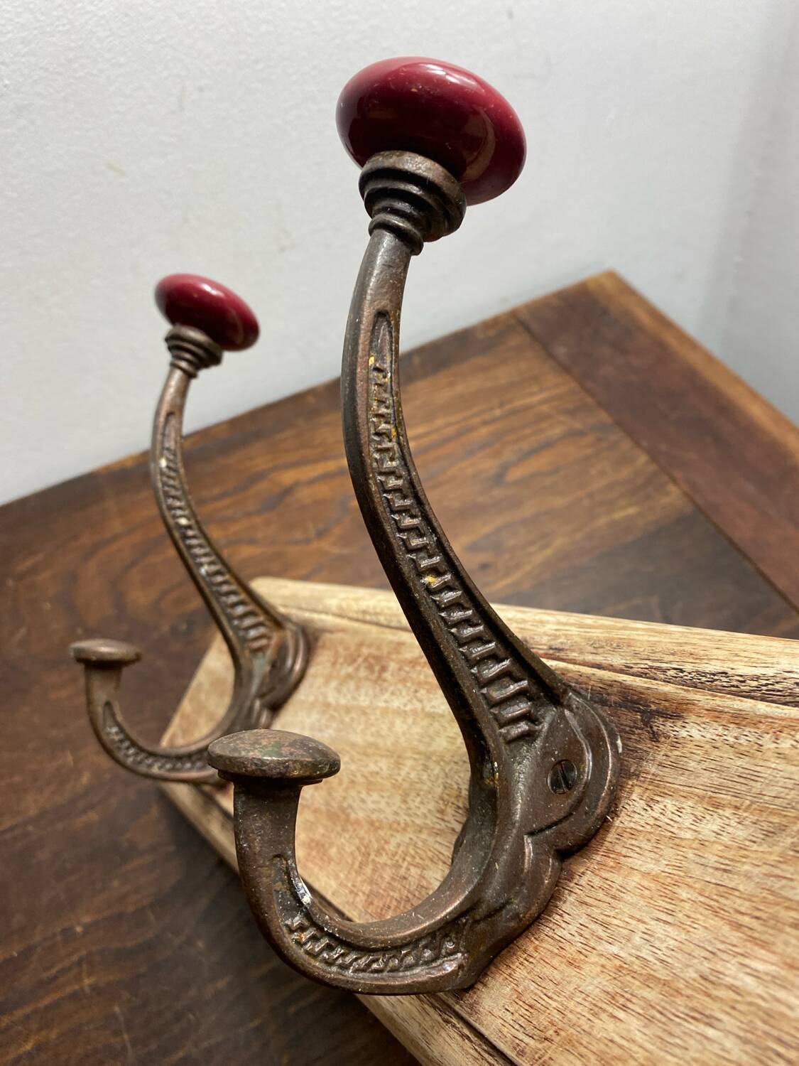 Wall hook with three hooks in wood, wrought iron, porcelain balls