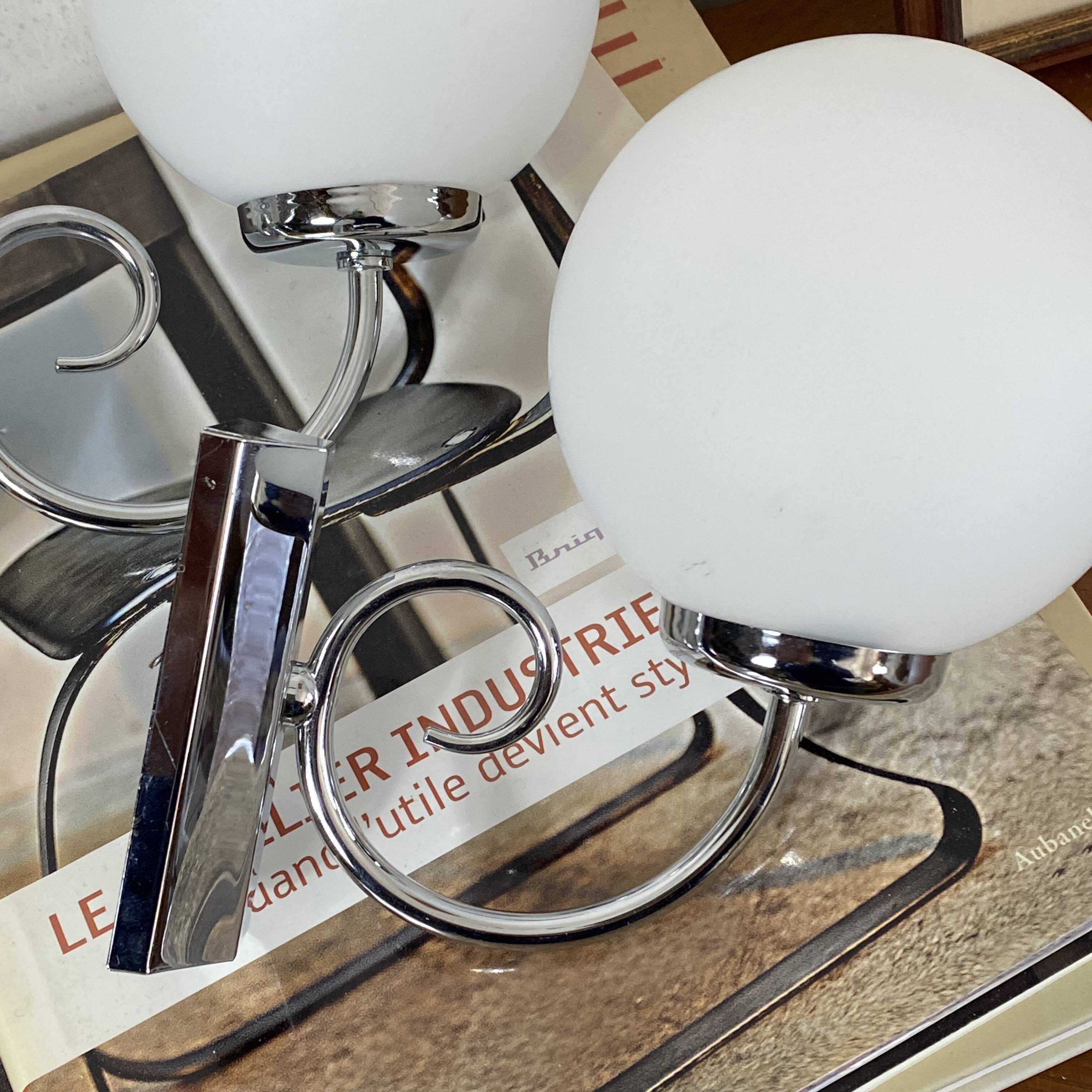 Paire d'appliques murales en inox et globe en verre blanc