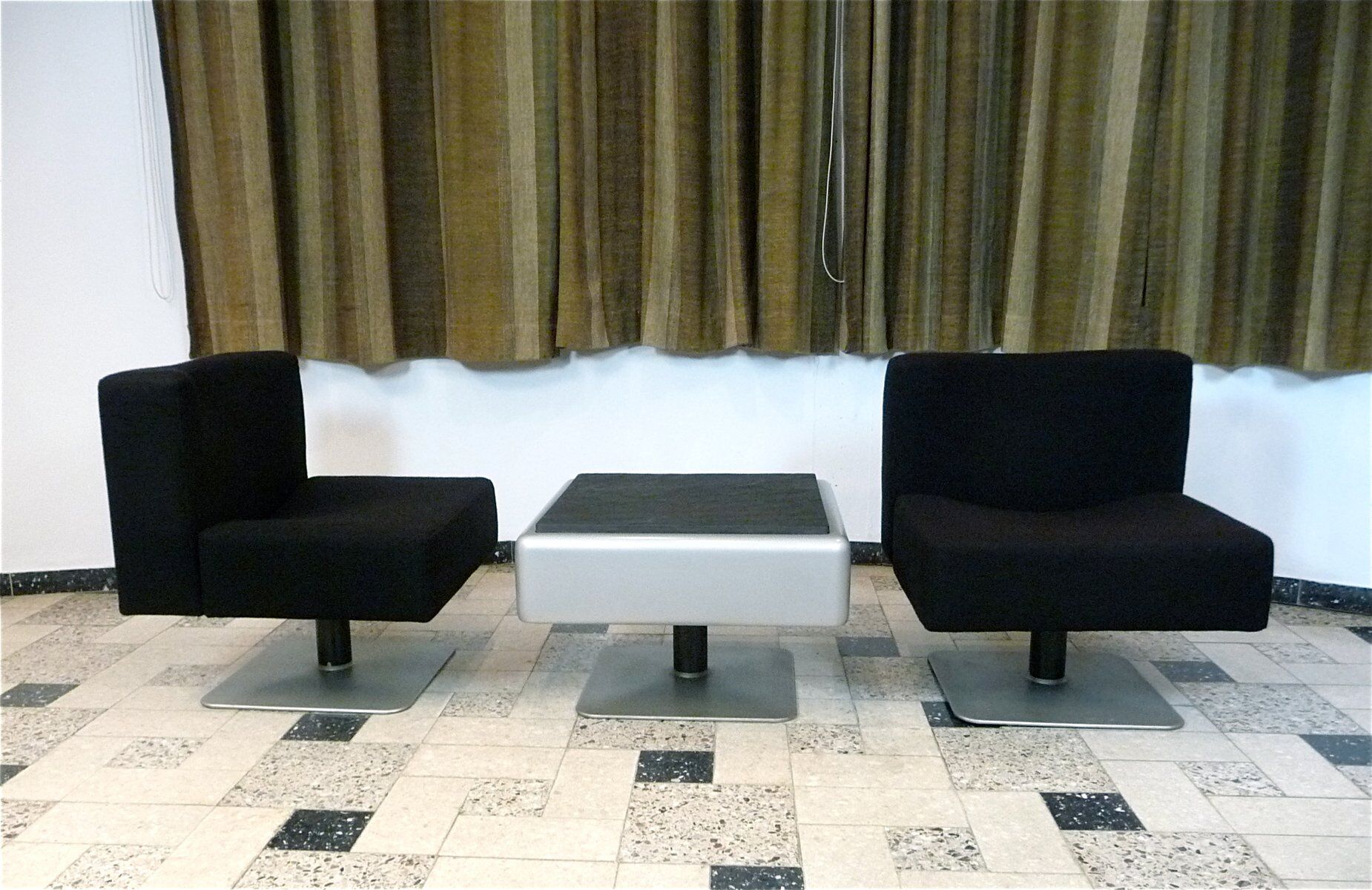 Chaises longues System 350 et table d'appoint par Herbert Hirche pour Mauser, 1974, ensemble de 3