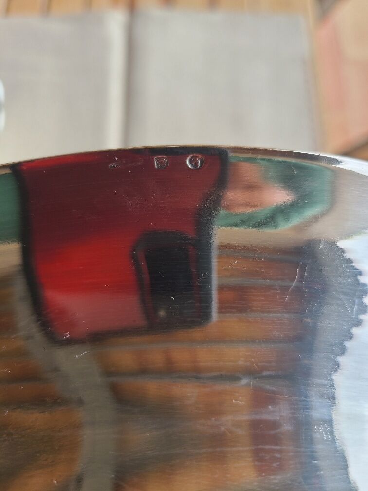 Hollow oval plate in silver metal