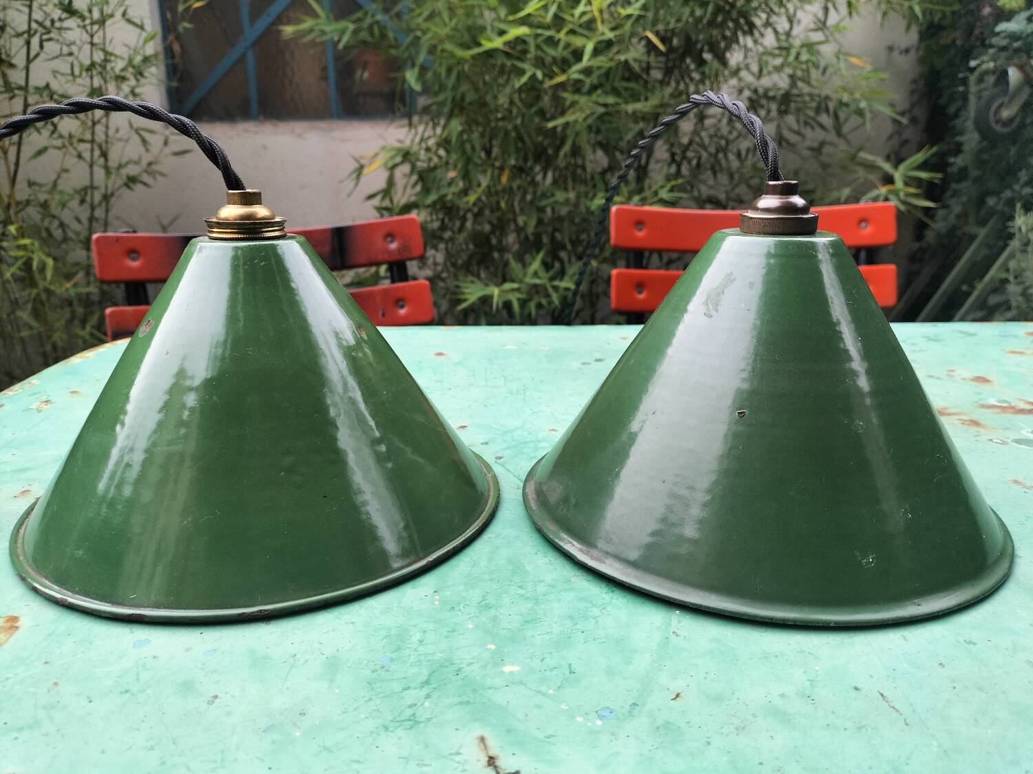 2 suspensions with enamelled sheet metal cones