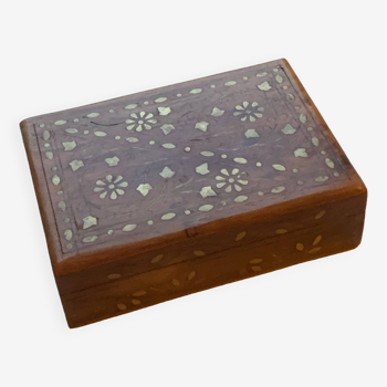 Chiseled wooden box, carved with patterns inlaid in gilded brass, foliage patterns