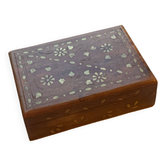 Chiseled wooden box, carved with patterns inlaid in gilded brass, foliage patterns