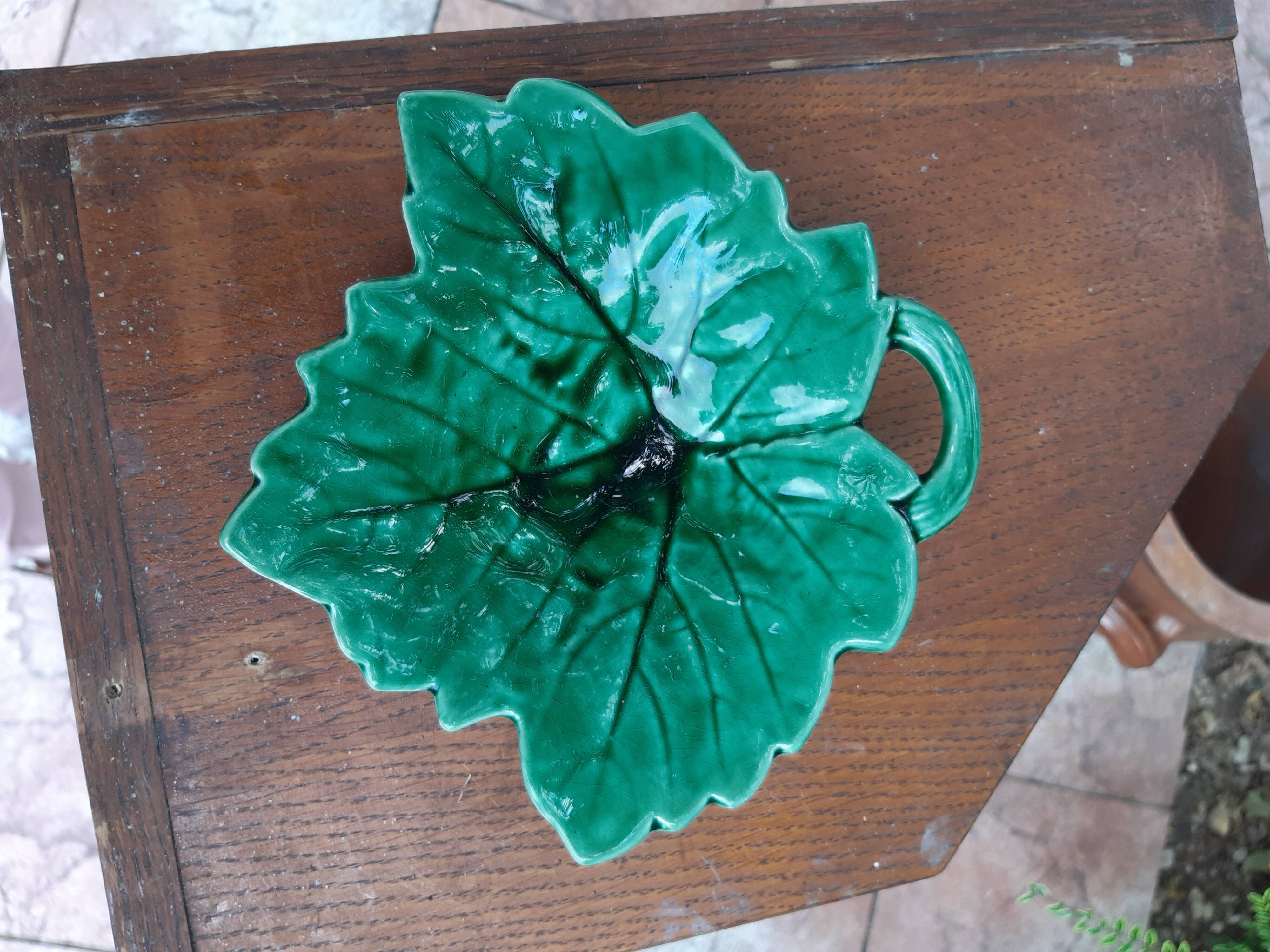 Empty-pocketed Sarreguemines vine leaf