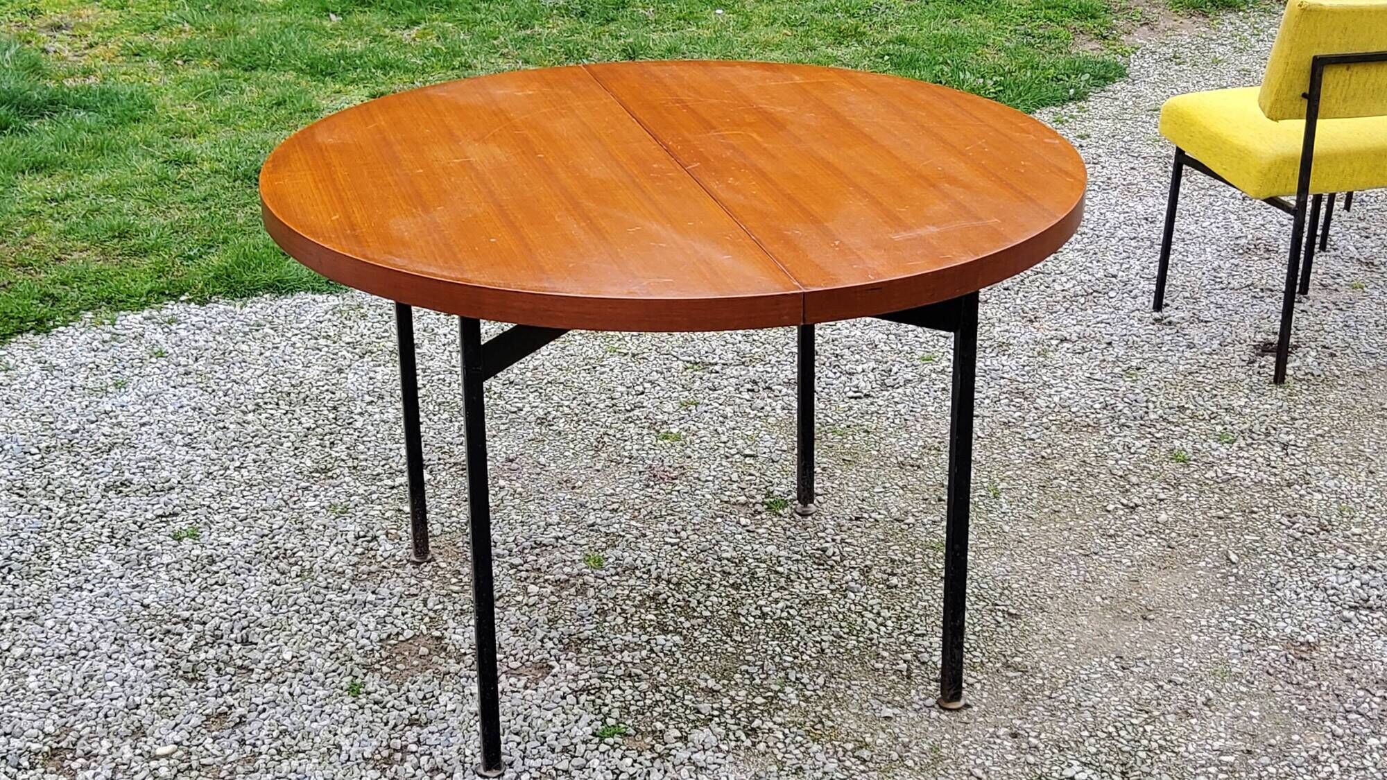 Vintage round table in blond mahogany by Gérard Guermonprez Editor Magnani, metal base