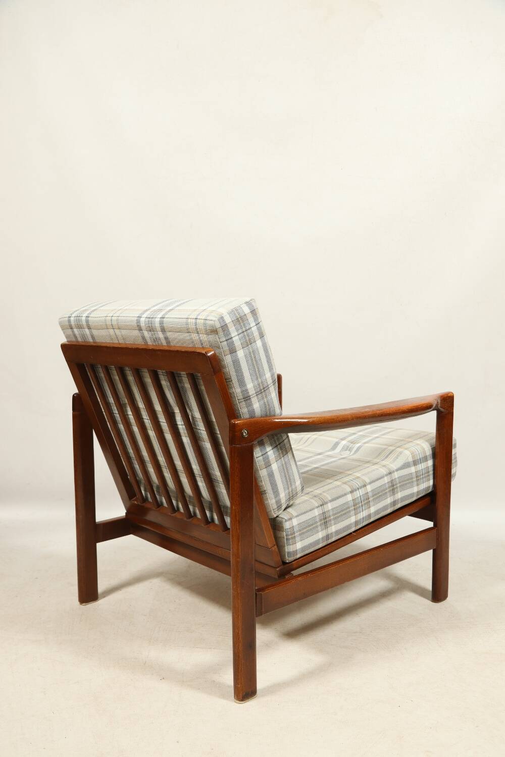 Fauteuil vintage, coussins à carreaux neufs, état d'origine du bois des années 1970