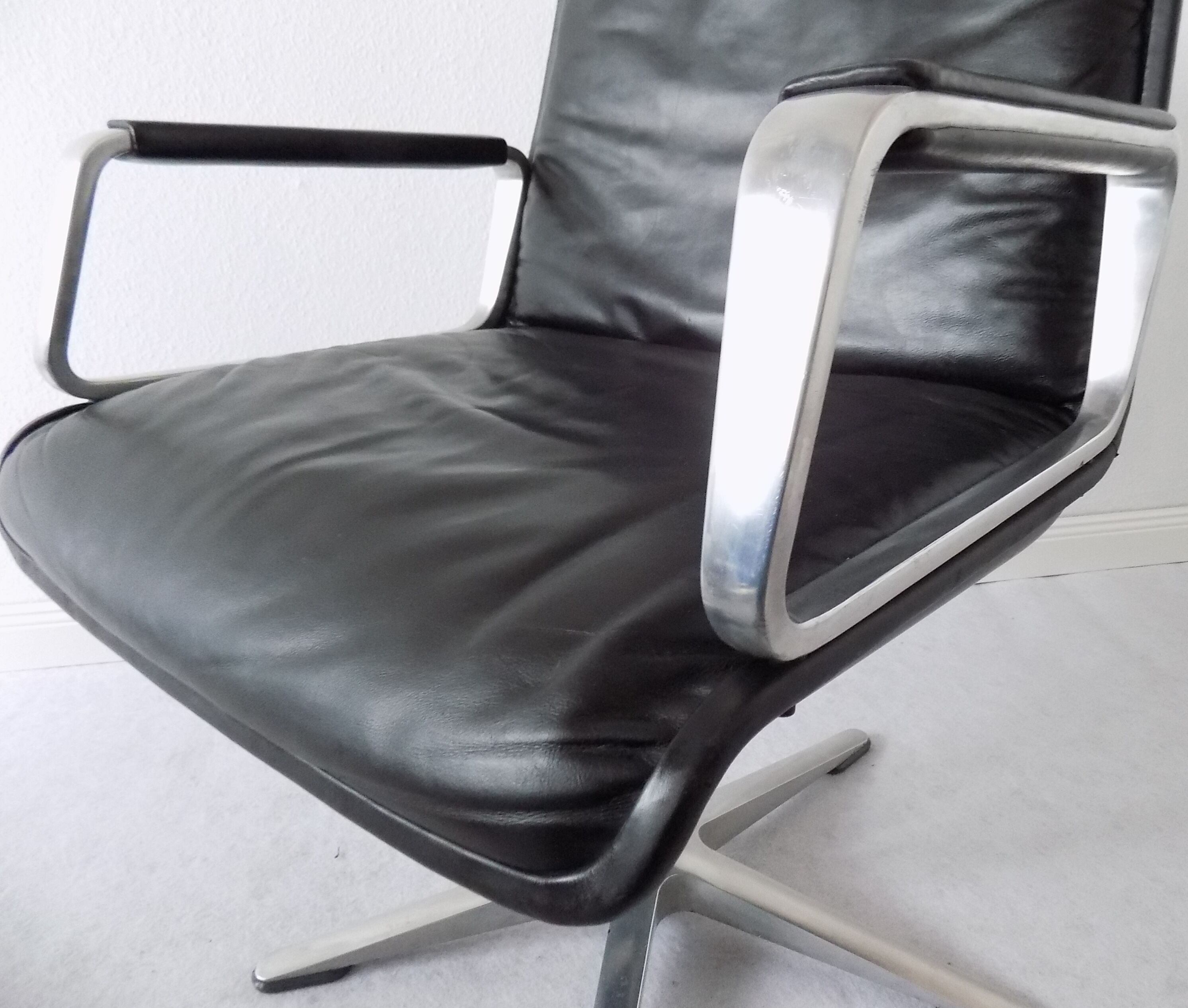 Wilkhahn Delta 2000 set of 4 black leather dining chairs by Delta Design