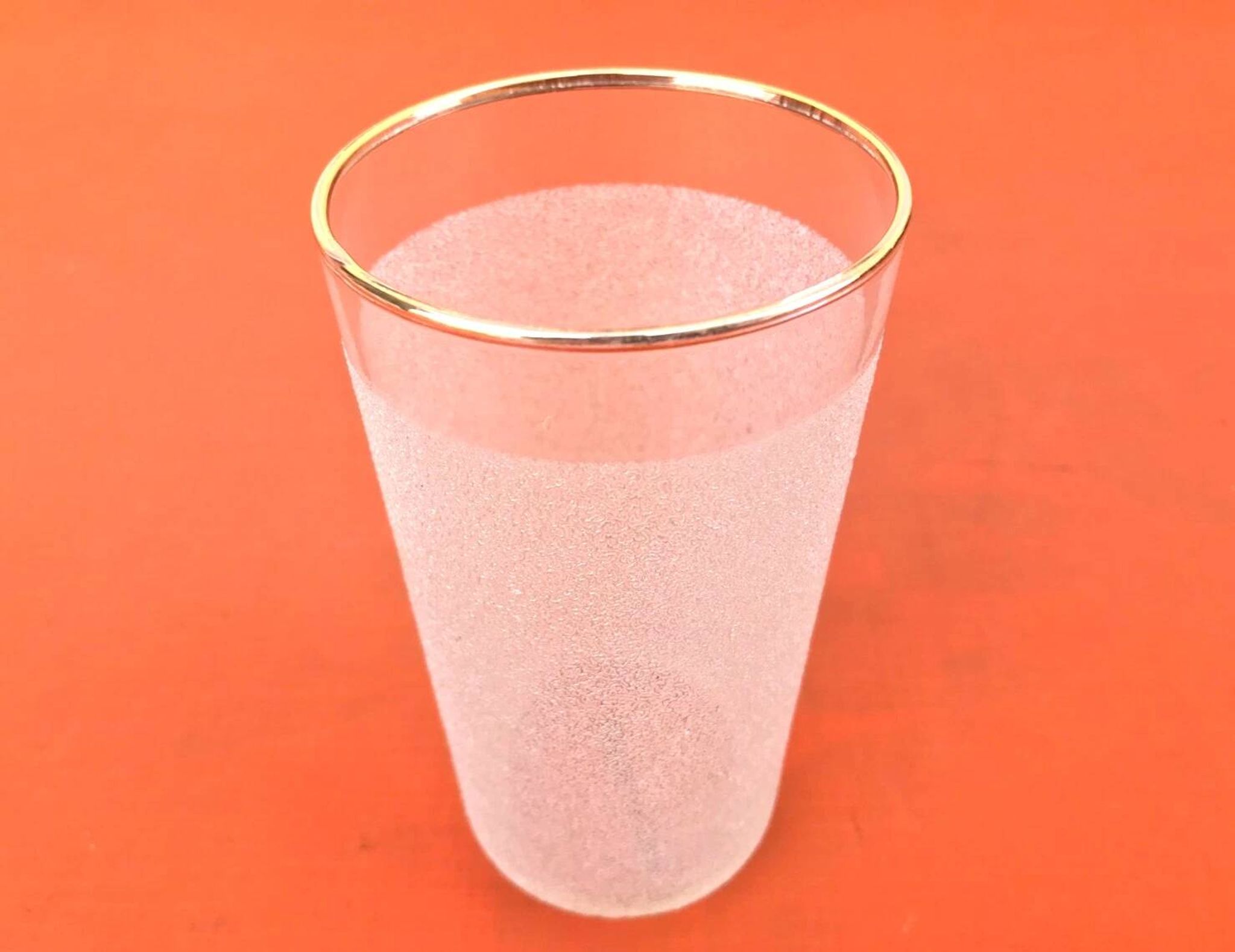 Années 1960  5 verres à orangeade "Grappe d' or"  Verre blanc granité