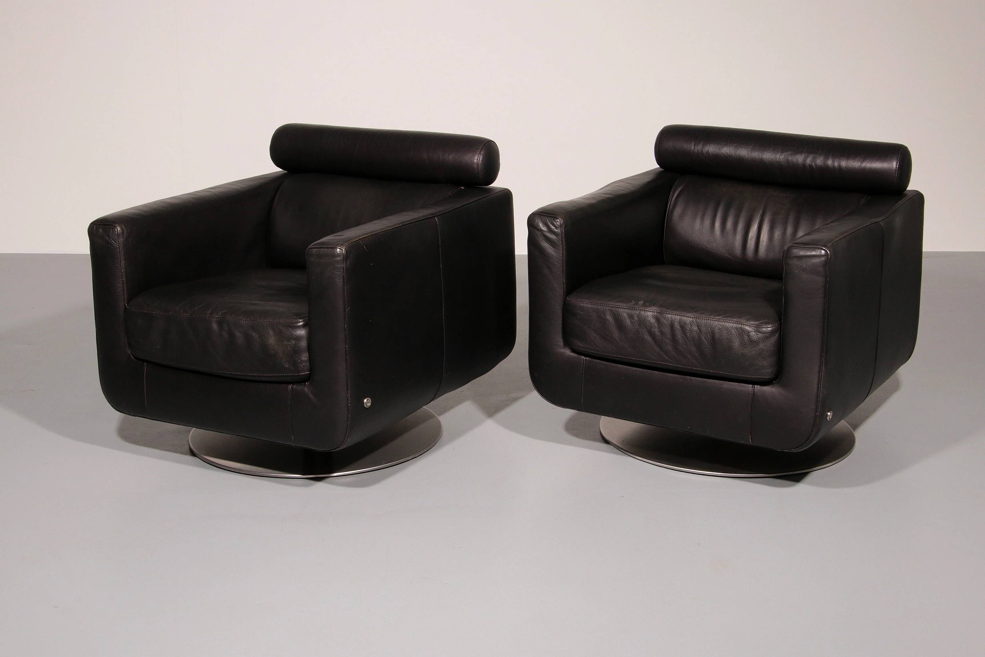 Italian modern leather swivel lounge chair steel by Natuzzi, Italy 1970